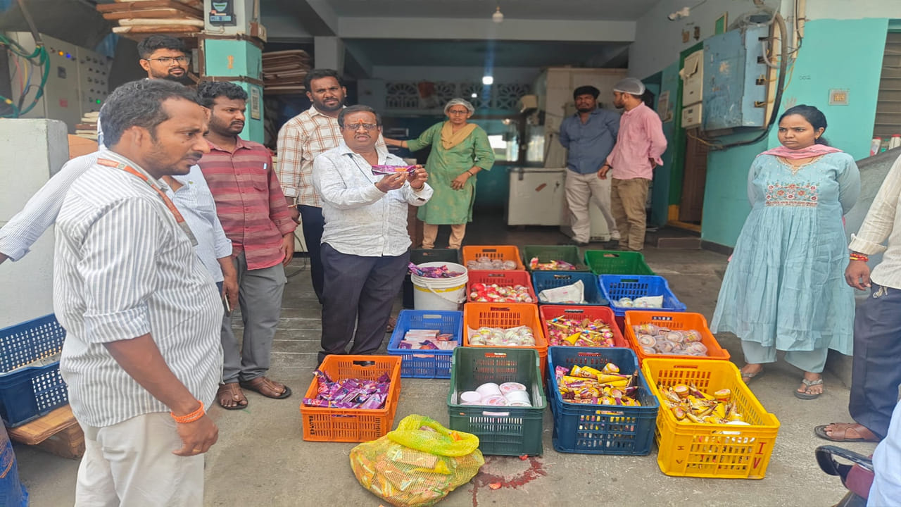 టెంపుల్ సిటీ తిరుపతిలో ఆహార భద్రత నాణ్యతపై జిల్లా యత్రాంగం కొరడా ఝలిపిస్తోంది. మాంసం విక్రయాలు, మల్టీనేషన్ ఫుడ్ స్టాల్స్, రెస్టారెంట్లలో ఆహార పదార్థాల తయారీ, అమ్మకాలపై ఇప్పటికే దాడులు నిర్వహిస్తున్న జిల్లా అధికారులు.. ఇప్పుడు ఐస్ క్రీమ్ తయారీ కేంద్రాలు, నిలువ చేసిన గోదాములపై నిఘా పెట్టారు. ఈ మేరకు తిరుపతి కార్పొరేషన్ హెల్త్ ఆఫీసర్తో పాటు ఫుడ్ సేఫ్టీ అధికారులు సంయుక్త దాడులు నిర్వహిస్తున్నారు. ఇందులో భాగంగా తిరుపతిలో ఐస్ క్రీమ్ తయారీ కేంద్రాలపై దాడులు నిర్వహించారు.