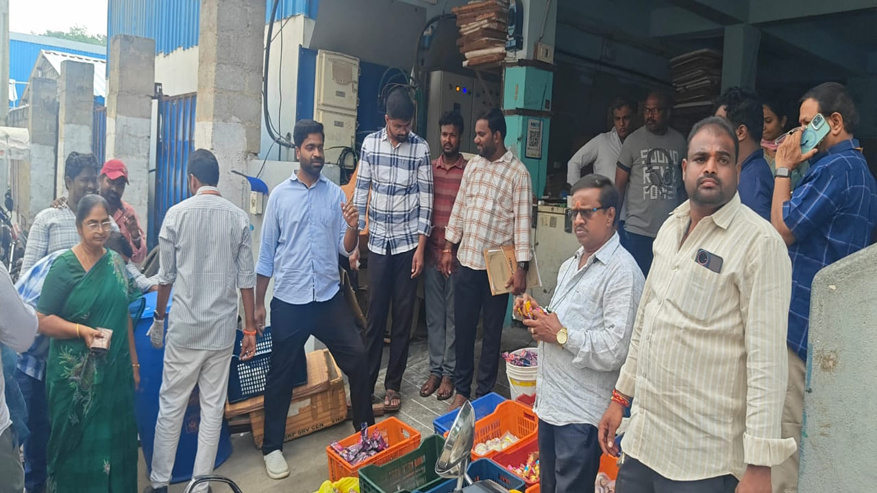 పిల్లలకు వీధులలో, పాఠశాలల వద్ద బండ్లపై లోకల్‌గా తయారు చేసి విక్రయించే ఐస్ క్రీమలు తినిపించకుండా, పిల్లల ఆహార  పదార్థాల విషయంలో తగు జాగ్రత్తలు తీసుకోవాలన్నారు. ఆహార పదార్థాల విషయాలలో ఏదైనా అనుమానం ఉంటే ఫుడ్ సేఫ్టీ ఆఫీసర్లకు గాని నగరపాలక సంస్థ అధికారులకు తెలియజేయాలన్నారు. ఈ తనిఖీల్లో ఫుడ్ కంట్రోలర్ వెంకటేశ్వర్లు, ఫుడ్ సెప్టీ ఆఫీసర్లు జగదీశ్, నర్మద, శానిటరీ సూపర్ వైజర్ చెంచయ్య, సెక్రటరీలు, ఇన్‌స్పెక్టర్లు పాల్గొన్నారు. 
