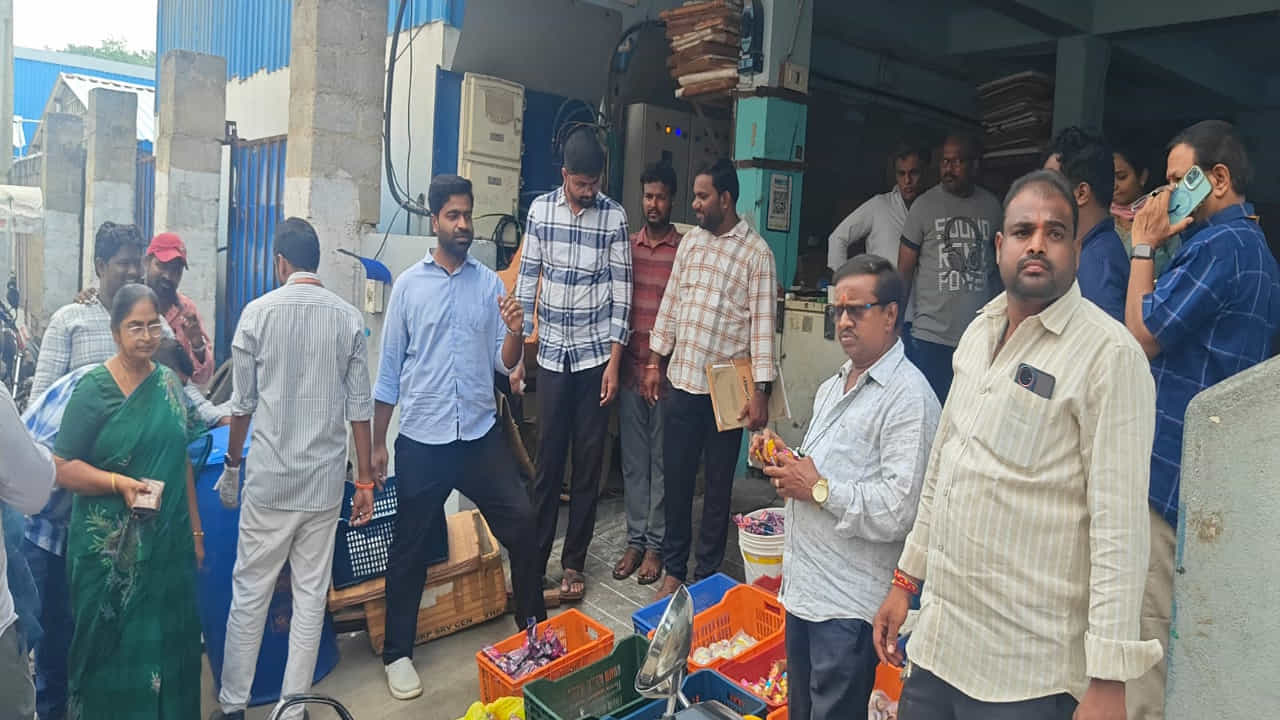 పిల్లలకు వీధులలో, పాఠశాలల వద్ద బండ్లపై లోకల్గా తయారు చేసి విక్రయించే ఐస్ క్రీమలు తినిపించకుండా, పిల్లల ఆహార పదార్థాల విషయంలో తగు జాగ్రత్తలు తీసుకోవాలన్నారు. ఆహార పదార్థాల విషయాలలో ఏదైనా అనుమానం ఉంటే ఫుడ్ సేఫ్టీ ఆఫీసర్లకు గాని నగరపాలక సంస్థ అధికారులకు తెలియజేయాలన్నారు. ఈ తనిఖీల్లో ఫుడ్ కంట్రోలర్ వెంకటేశ్వర్లు, ఫుడ్ సెప్టీ ఆఫీసర్లు జగదీశ్, నర్మద, శానిటరీ సూపర్ వైజర్ చెంచయ్య, సెక్రటరీలు, ఇన్స్పెక్టర్లు పాల్గొన్నారు.