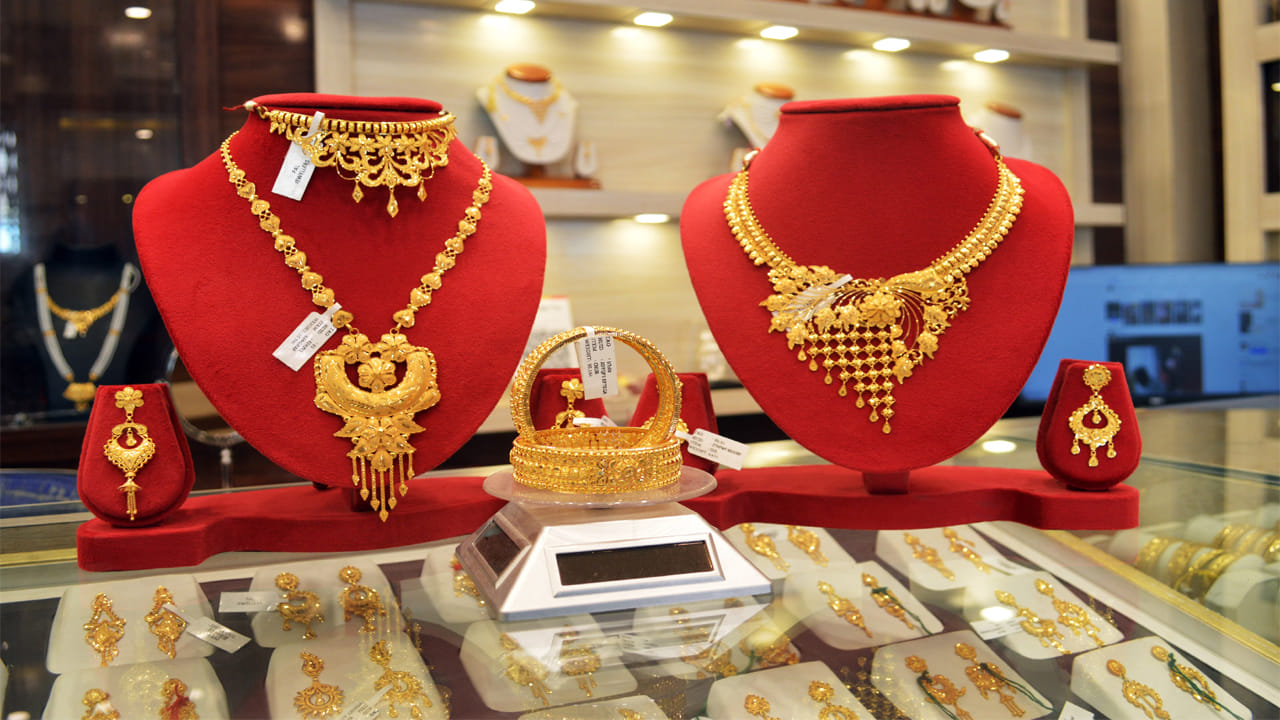 Gold Price Today: మళ్లీ షాకిస్తోంది.. పరుగులు పెడుతున్న బంగారం, వెండి ధరలు