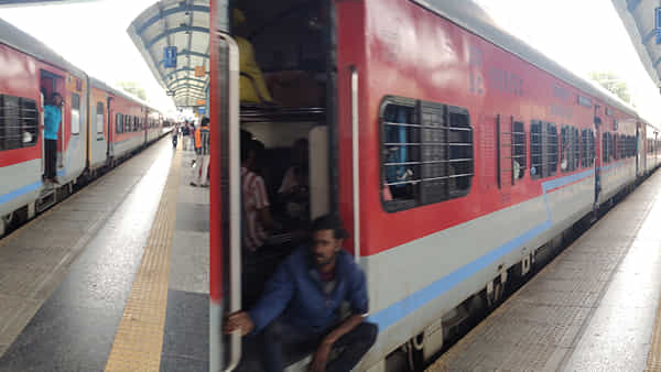 Indian Railways: కదులుతున్న రైలులో ఇలా చేస్తే భారీ పెనాల్టీతో పాటు జైలు శిక్ష ఖాయం!