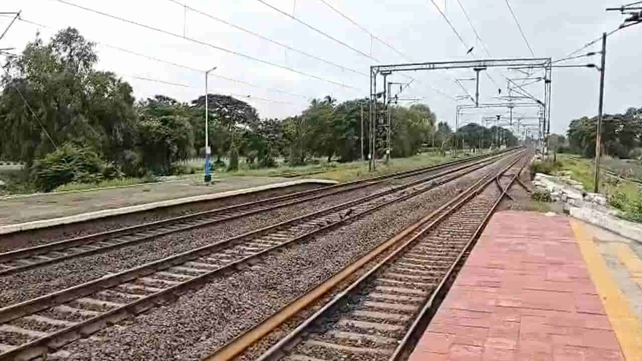Andhra Pradesh: ఏలూరు జిల్లాలో విషాదం.. ట్రైన్ ఢీకొని నలుగురు మృతి