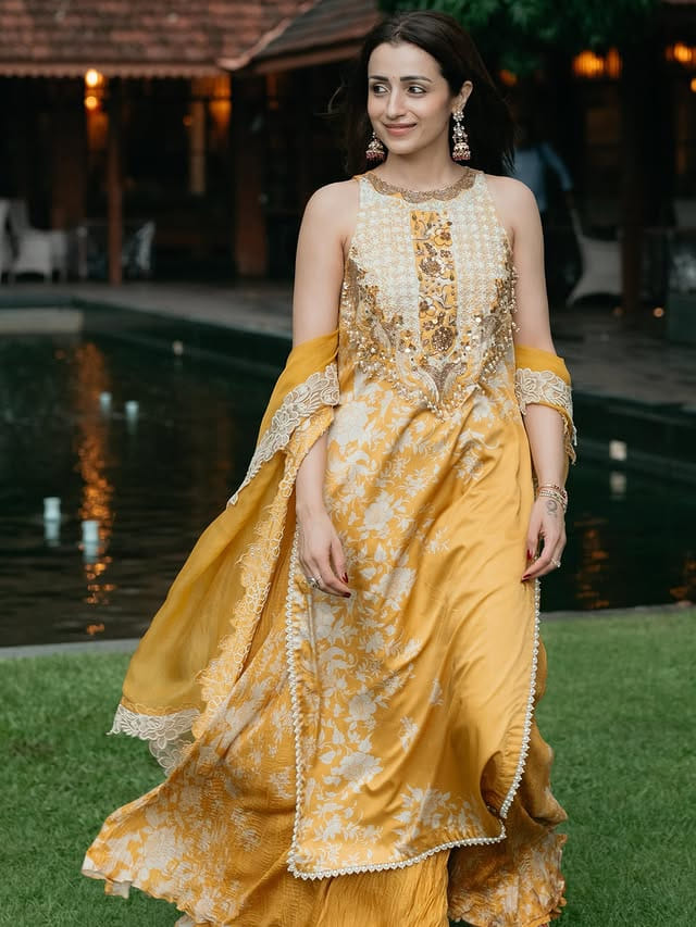 డిజైనర్ డ్రెస్‌లో త్రిషా మ్యాజిక్.. కవ్విస్తున్న చెన్నై సుందరి..