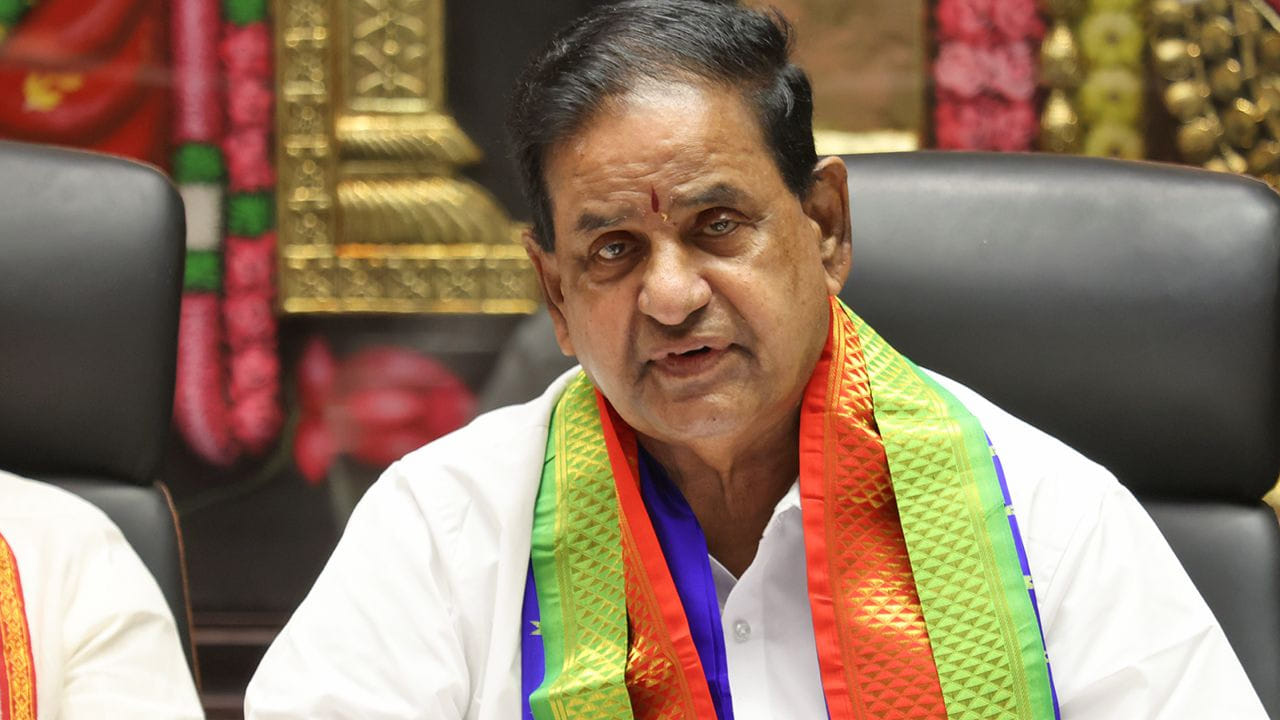 టీటీడీ బోర్డు స‌మావేశం తీసుకున్న ప‌లు నిర్ణ‌యాలు ఇలా ఉన్నాయి.రూ.6.31 కోట్ల‌తో తిరుమ‌ల‌లో SSD టోకెన్లు క‌లిగిన భ‌క్తులు వేచి ఉండేందుకు ఆళ్వార్ ట్యాంక్ స‌మీపంలో శాశ్వ‌త షెల్ట‌ర్లు, క్యూలైన్లు, మ‌రుగుదొడ్లు నిర్మించేందుకు టెండ‌ర్లు ఆమోదం. తిరుమలలోని కుమారధార, పసుపుధార డ్యామ్‌లు మరింత ప‌టిష్టంగా ఉండేందుకు డబుల్ లేన్ వంతెన నిర్మాణానికి రూ.2.77 కోట్లు మంజూరుకు ఆమోదం.తిరుమలలో గ్రీన్ ఎనర్జీ అభివృద్ధి చేయ‌డంలో భాగంగా GNC సమీపంలో 800 కిలోవాట్ల విండ్ టర్బైన్ జనరేటర్‌ను విష్‌  విండ్ ఇన్‌ఫ్రాస్ట్ర‌క్చ‌ర్ వారిచే విరాళంగా  ఏర్పాటు చేసి, టీటీడీకి 25 సంవత్సరాల పాటు నిరంత‌రాయంగా విద్యుత్ అందించేందుకు ఆమోదం.తిరుమల ఎస్వీ మ్యూజియంలో 12 ఏళ్లు పైబడిన సందర్శకులకు రూ.50 గా  (GSTతో కలిపి) ప్రవేశ రుసుము నిర్ణయించడ‌మైన‌ది. 