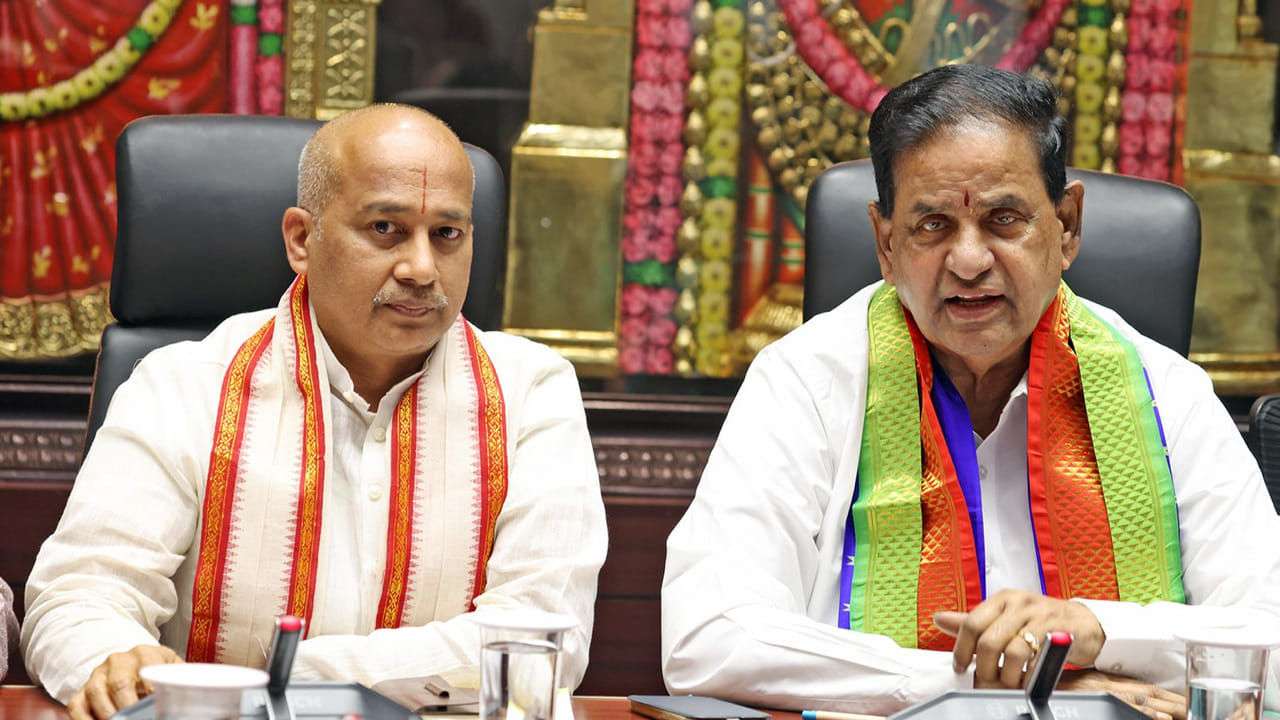 
టీటీడీలోని వివిధ ట్ర‌స్టులు, స్కీమ్‌ల‌కు విరాళాలు ఇచ్చే దాత‌ల‌కు క‌ల్పిస్తున్న ప్రివిలేజెస్‌లో టిటిడి ప‌లు మార్పులు చేసింది.
తిరుమ‌ల‌లోని అన్న‌మ‌య్య భ‌వ‌నం లో చైర్మన్ బి ఆర్ నాయుడు అధ్యక్షతన టీటీడీ బోర్డు స‌మావేశం జ‌రిగింది. బోర్డు తీసుకున్న నిర్ణయాలను టీటీడీ ఛైర్మ‌న్ ఈవోతో కలిసి మీడియా కు వివరించారు. టీటీడీకి చెందిన అన్ని ట్రస్టులు, పథకాలకు విరాళాలు అందించే దాతలకు కల్పించే ప్రివిలేజెస్‌లో పలు మార్పులు చేపట్టింది. కొత్త నిబంధనలు ఈ రోజు అర్ధరాత్రి నుంచి అమలులోకి వస్తాయ‌ని టిటిడి ప్రకటించింది.  అయితే, ఇప్పటికే వివిధ ట్రస్టులు, పథకాలకు విరాళాలు అందించిన దాతలకు ప్రస్తుతం అమలులో ఉన్న ప్రివిలేజెస్ యథావిధిగా కొనసాగుతాయ‌ని స్పష్టం చేసింది.
