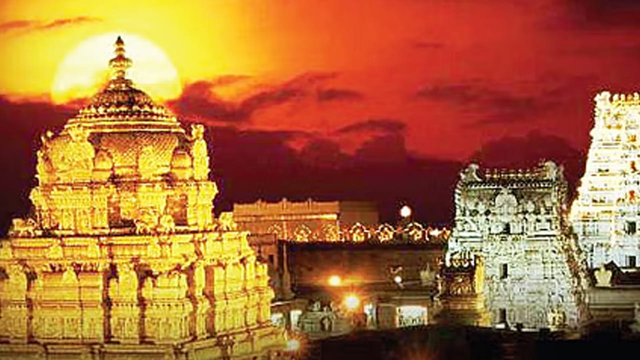 మహతి కళాక్షేత్రం, రామచంద్ర పుష్కరిణి, అన్నమాచార్య ప్రాజెక్టులో నిర్వహించే సాంస్కృతిక కార్యక్రమాలకు విస్తృత ప్రచారం కల్పించాలన్నారు. భక్తులకు అవసరమైన ప్రాంతాల్లో శ్రీవారి సేవకులను నియమించి సేవలను మరింత విస్తృతంగా అందించాలని టీటీడీ ముఖ్య ప్రజా సంబంధాల అధికారి డాక్టర్ టి. రవిని ఆదేశించారు. శ్రీవారి వార్షిక, నవరాత్రి బ్రహ్మోత్సవాలు, పెరటాసి శనివారాల్లో అధిక భక్తుల రద్దీని దృష్టిలో ఉంచుకుని ఇంజినీరింగ్ శాఖతో పాటు అన్ని విభాగాలు సమన్వయంతో పనిచేసి భక్తులకు అత్యుత్తమ సేవలు అందించాలని జేఈవో సూచించారు.