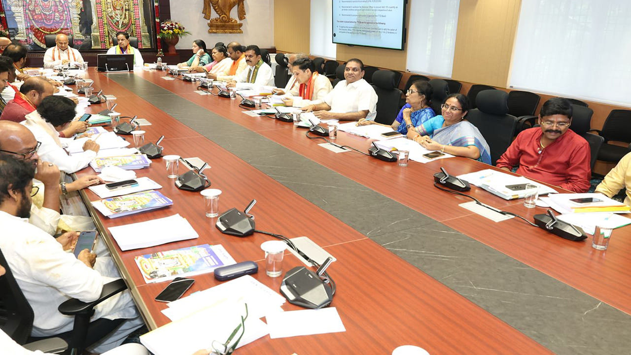 హిందూ ధర్మ ప్రచార పరిషత్, దాస సాహిత్య ప్రాజెక్టు, అన్నమాచార్య ప్రాజెక్టు, ఎస్వీ సంగీత, నృత్య కళాశాల తదితర విభాగాల్లో సేవలందిస్తున్న కళాకారుల పారితోషికాన్ని ఆయా క‌ళాకారుల నైపుణ్యాన్ని బ‌ట్టి పెంచేందుకు ఆమోదం.టీటీడీ క్యాంటీన్ల విభాగంలో ఉన్న 65 సర్వర్ల పోస్టులను క్యాటరింగ్ సూపర్‌వైజర్ పోస్టులుగా UP GRADE చేసేందుకు ప్రభుత్వానికి ప్రతిపాదనలు పంపాలని నిర్ణయం పాలకమండలికి తీసుకుంది. తిరుమల శ్రీవారి నిత్య హారతులపై కర్ణాటక సీఎం డీకే శివకుమార్ చేసిన కామెంట్స్ పై పాలకమండలి చర్చించింది. సీఎం డీకే శివకుమార్  అవగాహన లేకుండా మాట్లాడారని చైర్మన్ అన్నారు. తిరుమల ఆలయ నిబంధనలను కర్ణాటక ప్రభుత్వానికి తెలియజేస్తామన్నారుబిఆర్ నాయుడు.కర్ణాటక సీఎం వ్యాఖలపై టీటీడీ నుండి రిజాయిండర్ పంపిస్తామన్నారు. బోర్డు స‌మావేశంలో పలువురు బోర్డు స‌భ్యులు, అద‌న‌పు ఈవో సిహెచ్ వెంక‌య్య చౌద‌రి, జేఈవో డా.ఎ.శ‌ర‌త్‌, సివిఎస్వో  ముర‌ళీకృష్ణ‌, ఇత‌ర అధికారులు పాల్గొన్నారు.