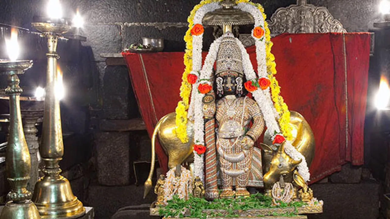 ఉడుపి శ్రీకృష్ణ మఠం ప్రత్యేకతలు.. ఈ ఆలయం ప్రతి రోజు ఉదయం 5:30 గంటలకు తెరుచుకుంటుంది. మధ్యాహ్నం భక్తులకు పవిత్రమైన అన్నప్రసాదం అందజేస్తారు. వేలాది మంది భక్తులకు ప్రతిరోజూ ఉచిత భోజనం అందించే ఈ ఆలయాన్ని ప్రేమగా 'అన్న బ్రహ్మ' అని కూడా పిలుస్తారు. ఇక్కడ మరో విశేషం అష్టమఠ వ్యవస్థ. ఎనిమిది మఠాలు క్రమపద్ధతిలో ఆలయ పూజా కార్యక్రమాల నిర్వహణ బాధ్యతలను చేపడతాయి. ఈ సంప్రదాయం శతాబ్దాలుగా కొనసాగుతూ వస్తోంది.