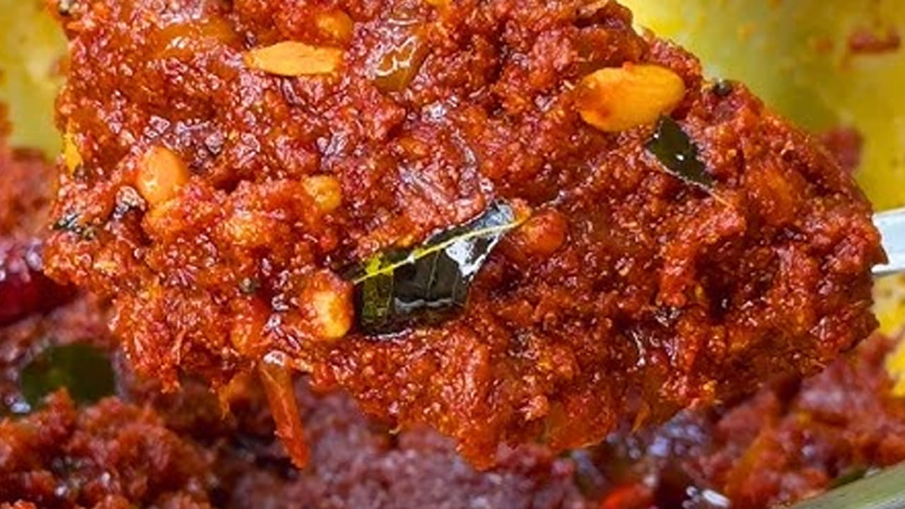 
పచ్చి ఉల్లి కారానికి కావాల్సిన పదార్దాలు :  రెండు పెద్ద ఉల్లిపాయలు, 4  వెల్లుల్లి రెబ్బలు,  10 ఎండు మిర్చి,  రెండు టేబుల్ స్పూన్స్ కారం ,  ఒక టేబుల్ స్పూన్ ఆవాలు ,  ఒక టేబుల్ స్పూన్ జీలకర్ర,  ఒక టేబుల్ స్పూన్ మినప్పప్పు ,  10  కరివేపాకు ఆకులు, రుచికి తగినంత ఉప్పు, ఒక టేబుల్ స్పూన్ ఆయిల్ ను తీసుకోవాలి. అయితే, కొంచం ఎక్కువ కారంతో చేస్తే టేస్టీగా ఉంటుంది. 
