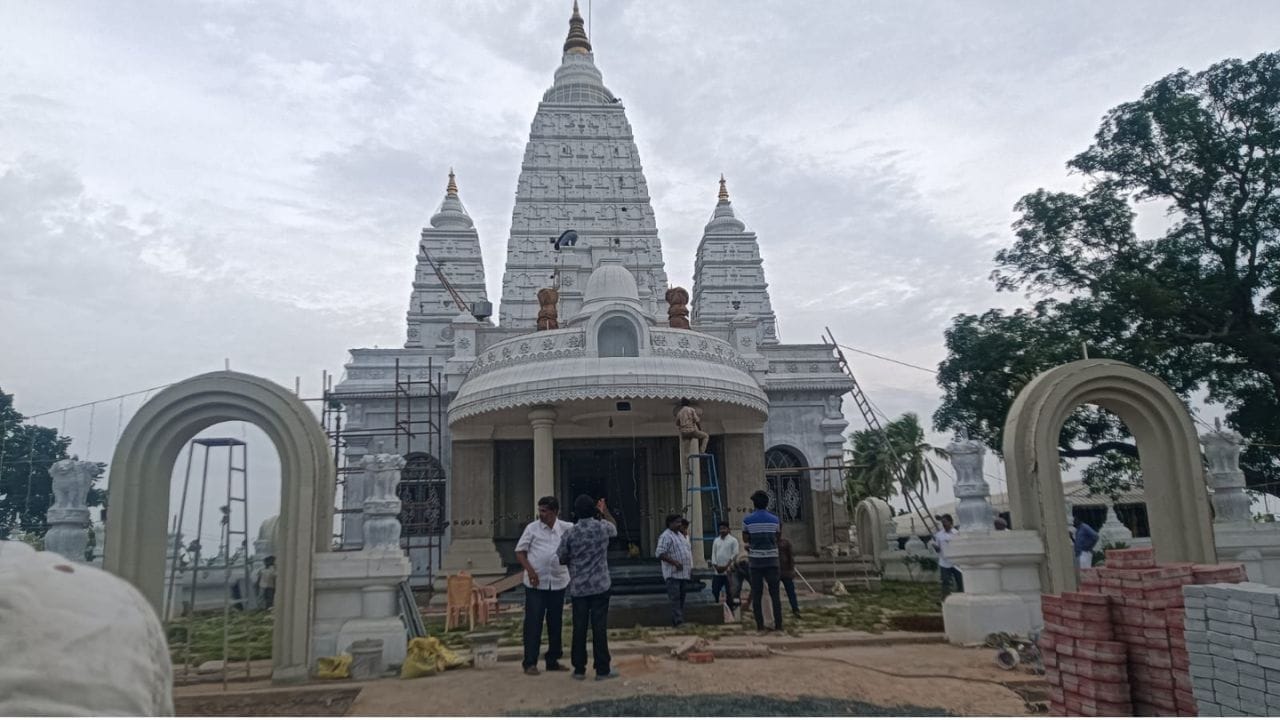 సామాజిక, ఆధ్యాత్మిక పునాదులతో నిర్మాణం: ప్రధాన బౌద్ధ భిక్షువు 'బంతే అనాలయో' నేతృత్వంలో సుమారు రెండు ఎకరాల విస్తీర్ణంలో, ఏడు కోట్ల రూపాయల అంచనా వ్యయంతో రూపుదిద్దుకున్న ఈ నిర్మాణం.. కేవలం ఒక కట్టడంగా కాకుండా, బౌద్ధ ధర్మ సంస్కృతికి అద్దం పట్టేలా నిర్మితమైంది. ప్రాంగణంలోకి అడుగుపెట్టగానే కనిపించే పచ్చని పరిసరాలు, ప్రశాంత వాతావరణం, అత్యంత నైపుణ్యంతో ప్రతిష్ఠించిన దివ్య బుద్ధుని విగ్రహం సందర్శకులను ఆధ్యాత్మిక మైమరపులోకి తీసుకెళ్తాయి. సమాజంలో మత సామరస్యాన్ని, సమభావం పెంపొందించడానికి అవసరమైన ఆధ్యాత్మిక వాతావరణాన్ని ఈ ప్రాంగణం కల్పిస్తోంది.