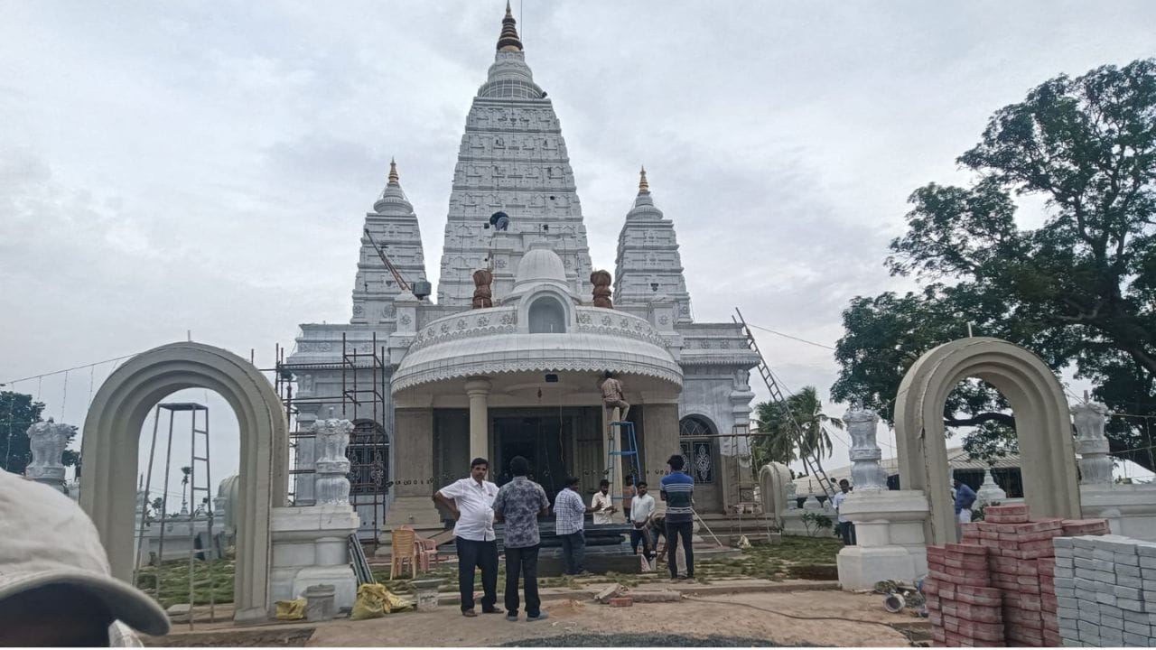 ఏలూరు: ఆధునిక మానవాళి నిత్యం ఎదుర్కొంటున్న మానసిక ఒత్తిళ్లకు శాశ్వత పరిష్కారం ధ్యానం, అంతర్మథనమేనని బౌద్ధ తత్వశాస్త్రం నొక్కిచెబుతోంది. ఆ ప్రశాంతతను, ఆధ్యాత్మిక పరిపక్వతను గ్రామీణ ప్రాంత ప్రజలకు సైతం అందుబాటులోకి తీసుకువచ్చే దిశగా తూర్పు గోదావరి జిల్లా ఉండ్రాజవరం ఒక చారిత్రక ఘట్టానికి వేదికవుతోంది. ప్రపంచ ప్రసిద్ధి గాంచిన బీహార్లోని బుద్ధగయ 'మహాబోధి మహా విహారాన్ని' ప్రామాణికంగా తీసుకుని, అదే ప్రతిరూపంతో ఇక్కడ రూపుదిద్దుకున్న 'బుద్ధ విహారం' దక్షిణ భారతదేశంలోనే ఒక ప్రత్యేక ఆధ్యాత్మిక, పర్యాటక కేంద్రంగా గుర్తింపు పొందుతోంది.