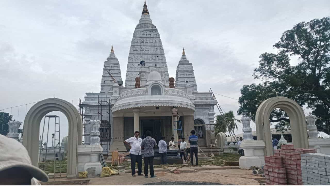ఏలూరు: ఆధునిక మానవాళి నిత్యం ఎదుర్కొంటున్న మానసిక ఒత్తిళ్లకు శాశ్వత పరిష్కారం ధ్యానం, అంతర్మథనమేనని బౌద్ధ తత్వశాస్త్రం నొక్కిచెబుతోంది. ఆ ప్రశాంతతను, ఆధ్యాత్మిక పరిపక్వతను గ్రామీణ ప్రాంత ప్రజలకు సైతం అందుబాటులోకి తీసుకువచ్చే దిశగా తూర్పు గోదావరి జిల్లా ఉండ్రాజవరం ఒక చారిత్రక ఘట్టానికి వేదికవుతోంది. ప్రపంచ ప్రసిద్ధి గాంచిన బీహార్లోని బుద్ధగయ 'మహాబోధి మహా విహారాన్ని' ప్రామాణికంగా తీసుకుని, అదే ప్రతిరూపంతో ఇక్కడ రూపుదిద్దుకున్న 'బుద్ధ విహారం' దక్షిణ భారతదేశంలోనే ఒక ప్రత్యేక ఆధ్యాత్మిక, పర్యాటక కేంద్రంగా గుర్తింపు పొందుతోంది.