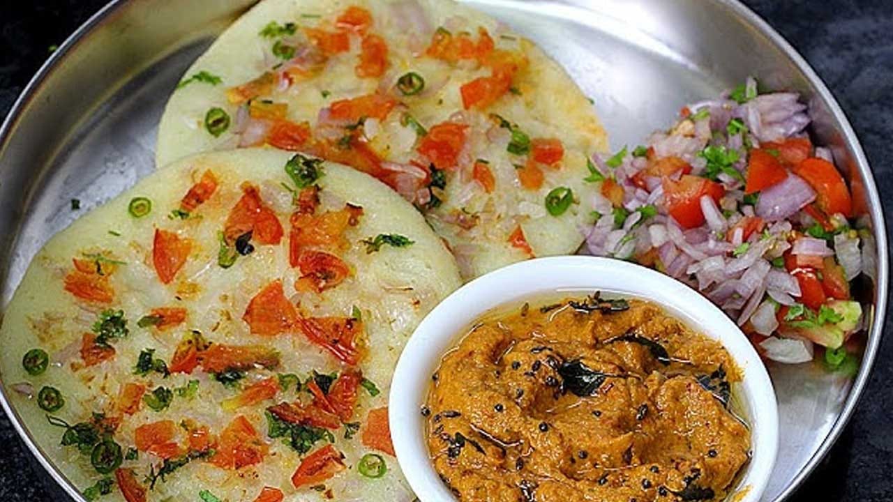 స్కూల్ పిల్లల లంచ్ బాక్స్‌లో మంచి ఫుడ్ పెట్టడానికి తల్లులు ఎక్కువగా ఆలోచిస్తుంటారు. అయితే ఎప్పుడూ చేసే విధంగా కాకుండా, అప్పటికప్పుడు బొంబాయి రవ్వ, కూరగాయల టాపింగ్స్‌తో ఈ టిఫిన్ చాలా సులభంగా ఎలా చేయాలో చూసేద్దాం. దక్షిణ భారత దేశంలో ప్రజాదరణ పొంది  దోశ రకం ఇది. చాలా మంది దీనిని ఇష్టంగా తింటుంటారు.