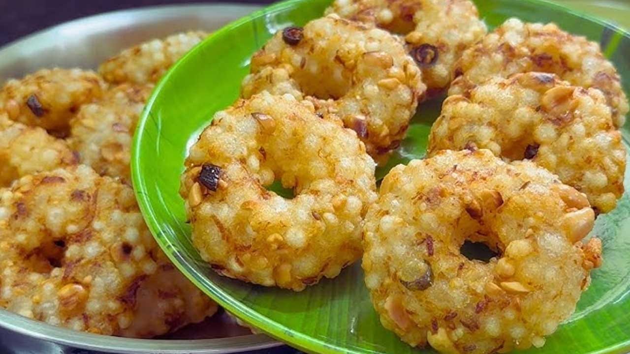 కావాల్సిన పదార్థాలు : సగ్గు బియ్యం, పల్లీలు, పచ్చి మిర్చి, బంగాళ దుంపలు, జీలకర్ర, కొత్తిమీర, ఉప్పు, నూనె. ఈ సింపుల్ పదార్థాలతోనే చాలా అంటే చాలా సులభంగా సగ్గు బియ్యం వడలు ప్రిపేర్ చేసుకోవచ్చును.