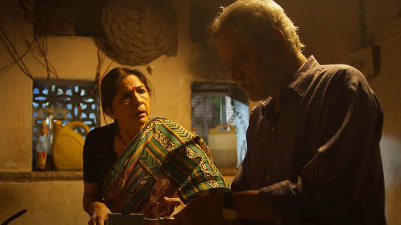 దీంతో అతడు రుణం తిరిగి చెల్లించే బాధ్యతను స్వీకరించడు. ఫలితంగా, అధిక వడ్డీ , రుణదాతల వేధింపుల కారణంగా ఆ వృద్ధ దంపతులు రోజురోజుకూ బాధపడుతుంటారు. ఒక వడ్డీ వ్యాపారి వృద్ధ దంపతుల ఇంటికి వస్తాడు. ఒక కలవరపరిచే సంఘటన జరుగుతుంది. ఆ తర్వాత ఏం జరుగుతుందనేదే ఈ సినిమా కథ. పరిస్థితుల కారణంగా అంతా మారిపోతుంది. కొంత సమయం తరువాత, ఊహించని మలుపుతో సినిమా పతాక సన్నివేశానికి చేరుకుంటుంది. ఈ చిత్రంలో సంజయ్ మిశ్రా, నీనా గుప్తా ఇద్దరూ అద్భుతమైన నటనను కనబరిచారు.