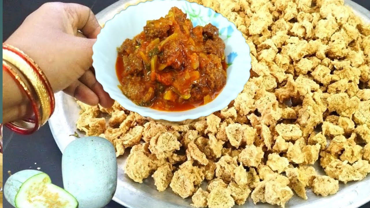 ఇప్పుడు అదే బాండీలో మరికొద్దిగా నూనె వేసి సన్నగా తరిగిన రెండు కప్పుల ఉల్లిపాయ ముక్కలు, పచ్చిమిర్చి, కరివేపాకు వేసి దోరగా వేయించాలి. ఉల్లిపాయలు దోరగా వేగిన తర్వాత ఒక కప్పు టమోటా ప్యూరీ వేసి నూనె పైకి తేలే వరకు ఉడికించాలి.
