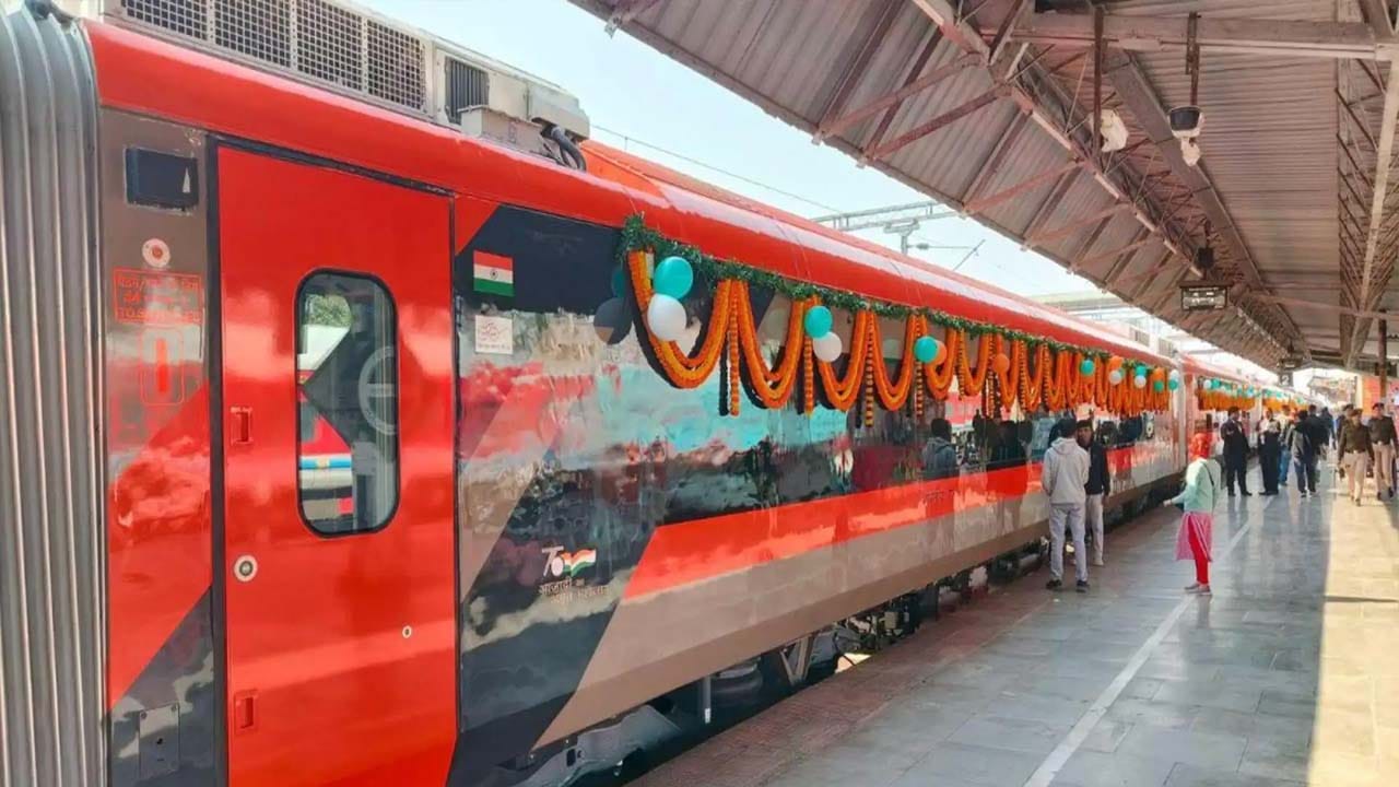 ప్రయాణించే మార్గం, దూరాన్ని బట్టి రైలు ఛార్జీలు మారుతూ ఉంటాయి. చైర్ కార్ (CC) ఛార్జీలు సాధారణంగా రూ.700 నుండి రూ.1,800 వరకు ఉంటాయి. అయితే ఎగ్జిక్యూటివ్ చైర్ కార్ (EC) ఛార్జీలు రూ.1,300 నుండి రూ.3,200 వరకు ఉండవచ్చు. అదే సమయంలో స్లీపర్ వందే భారత్ ఎక్స్ప్రెస్లో 3AC ఛార్జీలు రూ.960 నుండి ప్రారంభం కాగా, 1AC ఛార్జీలు రూ.13,300 వరకు ఉండవచ్చు. ప్రయాణికులకు సురక్షితమైన, సమర్థవంతమైన ప్రయాణాన్ని నిర్ధారించడానికి ఇక్కడ సాంకేతిక తనిఖీలు, శుభ్రపరచడం, ఇతర అవసరమైన పనులు నిర్వహిస్తారు.