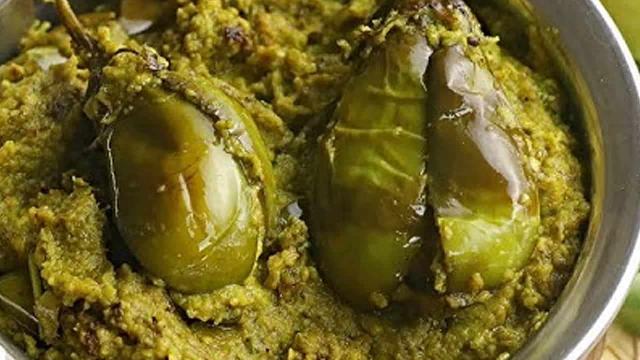 పల్లెటూరి స్టైల్ వంకాయ పచ్చి కారం తాలింపు కోసం తీసుకోవాల్సినవి: ఒక టేబుల్ స్పూన్ ఆవాలు, ఒక టేబుల్ స్పూన్
మినప్పప్పు, ఒక టేబుల్ స్పూన్ సెనగపప్పు , నాలుగు ఎండుమిర్చి, 10 కరివేపాకు రెమ్మలు, కొద్దిగా ఇంగువను తీసుకోవాలి. దీనిని సరైన విధంగా చేస్తే రుచి అదిరిపోతోంది.
