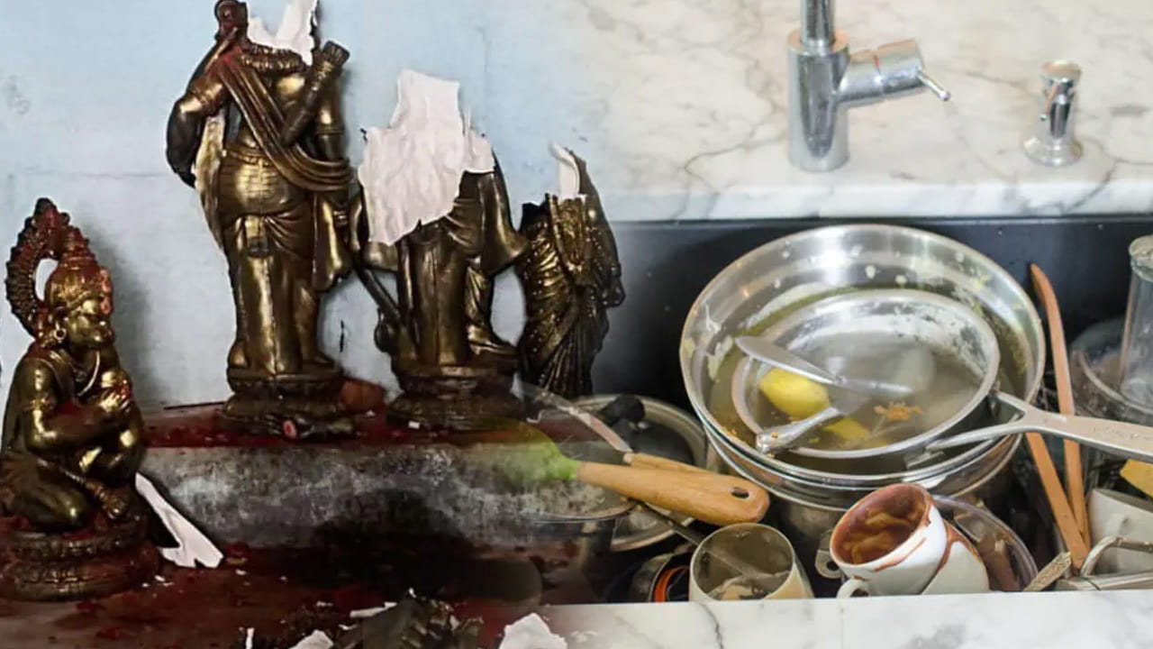 ఖాళీ పాత్రలు మరియు పగిలిన విగ్రహాలు: వంటగదిలో వాడని పాత పాత్రలు, మూతలు లేని డబ్బాలు, లేదా ఖాళీ కుండలను నిల్వ ఉంచకూడదు. వంటగది ఇంటి సమృద్ధికి కేంద్రం కాబట్టి, అక్కడ ఖాళీతనం ఉండకూడదు. ముఖ్యంగా బియ్యం మరియు ఉప్పు డబ్బాలను ఎప్పుడూ పూర్తిగా ఖాళీ చేయకుండా కొంచెమైనా ఉంచాలి. అలాగే దేవుడి గదిలో చిన్నగా దెబ్బతిన్న లేదా పగిలిన విగ్రహాలు, వాడేసిన పాత దీపాలు ఉంచడం వల్ల దైవ శక్తి దుర్బలమవుతుంది. వీటిని నదిలో లేదా చెరువులో నిమజ్జనం చేయడం ఉత్తమం.