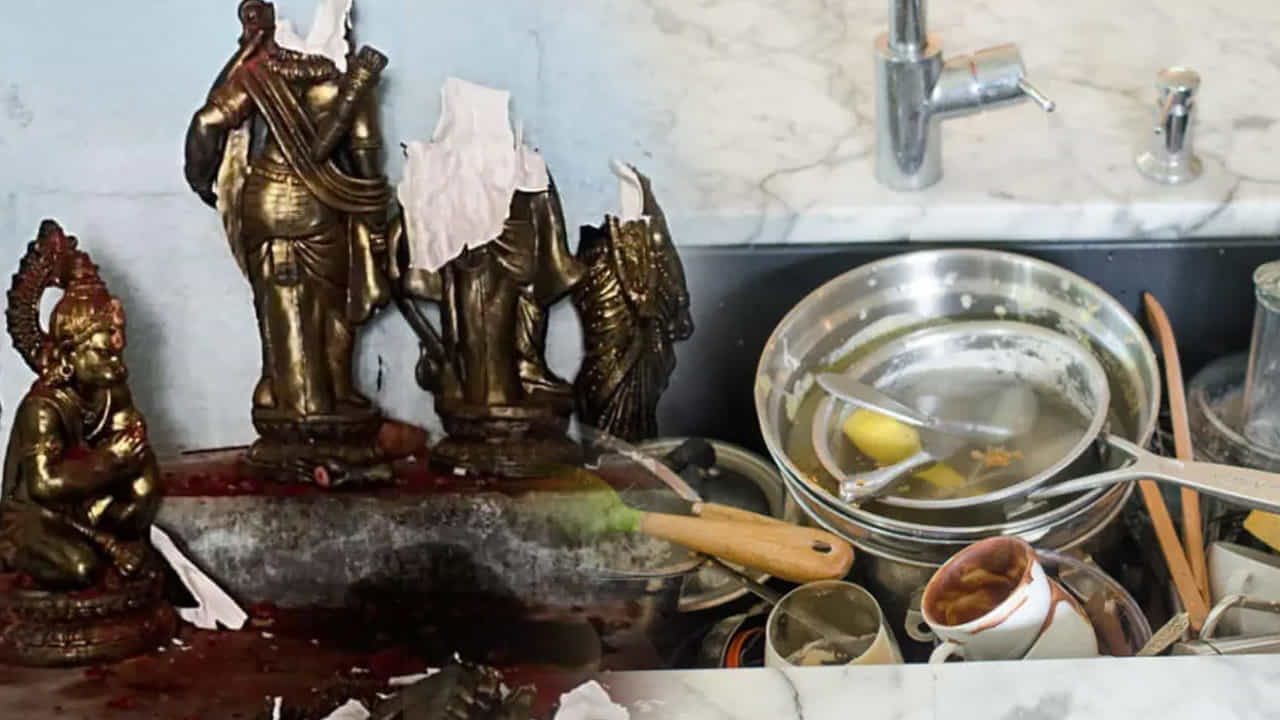 ఖాళీ పాత్రలు మరియు పగిలిన విగ్రహాలు: వంటగదిలో వాడని పాత పాత్రలు, మూతలు లేని డబ్బాలు, లేదా ఖాళీ కుండలను నిల్వ ఉంచకూడదు. వంటగది ఇంటి సమృద్ధికి కేంద్రం కాబట్టి, అక్కడ ఖాళీతనం ఉండకూడదు. ముఖ్యంగా బియ్యం మరియు ఉప్పు డబ్బాలను ఎప్పుడూ పూర్తిగా ఖాళీ చేయకుండా కొంచెమైనా ఉంచాలి. అలాగే దేవుడి గదిలో చిన్నగా దెబ్బతిన్న లేదా పగిలిన విగ్రహాలు, వాడేసిన పాత దీపాలు ఉంచడం వల్ల దైవ శక్తి దుర్బలమవుతుంది. వీటిని నదిలో లేదా చెరువులో నిమజ్జనం చేయడం ఉత్తమం.