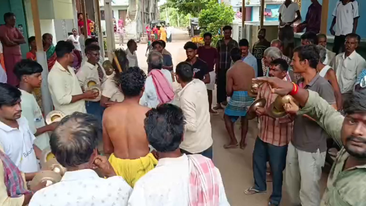 పట్టణంలోని వేమలి వీధిలో నివసించే ప్రజలు ఈ తోమడపు ఎద్దును ప్రత్యేక భక్తితో చూసేవారు. శుభకార్యాలు, పండుగలు, ఆలయ ఉత్సవాల సందర్భంగా ఎద్దుకు పూజలు నిర్వహించడం ఆనవాయితీగా కొనసాగేది. ఈ నేపథ్యంలో ఎద్దు మృతి చెందిన వార్తతో పట్టణంతో పాటు పరిసర ప్రాంతాల నుంచి పెద్ద సంఖ్యలో భక్తులు తరలివచ్చి నివాళులర్పించారు.