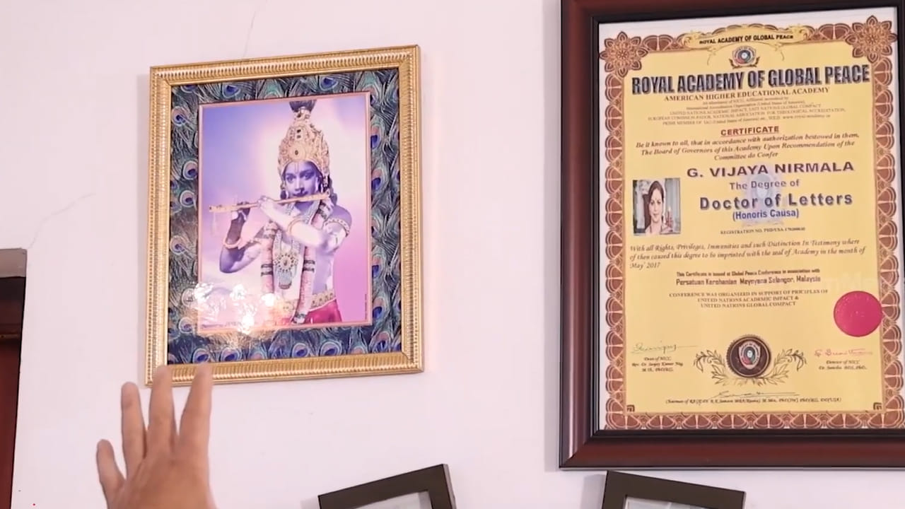 అందుకే, తన తల్లి జీవించి ఉన్నప్పుడు ఆచరించిన దినచర్యను ఇప్పటికీ అదే విధంగా కొనసాగిస్తున్నానని అన్నారు. ప్రతిరోజూ ఉదయం ఆమెకు బెడ్ కాఫీ, అల్పాహారం (చెన్న మసాలా, పూరి, ఉప్మా వంటివి), మధ్యాహ్న భోజనం, సాయంత్రం కాఫీ, రాత్రి భోజనం ఆమెకు ఇష్టమైన మెనూ ప్రకారమే సిద్ధం చేస్తారు. ఇంట్లో ఆమె వాడిన వస్తువులు, అలంకరణలలో ఎలాంటి మార్పు చేయలేదని, ఆమెకు ఎంతో నచ్చిన మహేశ్ బాబు ఫోటోను కూడా ఆమె సూచన మేరకు అలాగే ఉంచారని నరేశ్ వివరించారు.