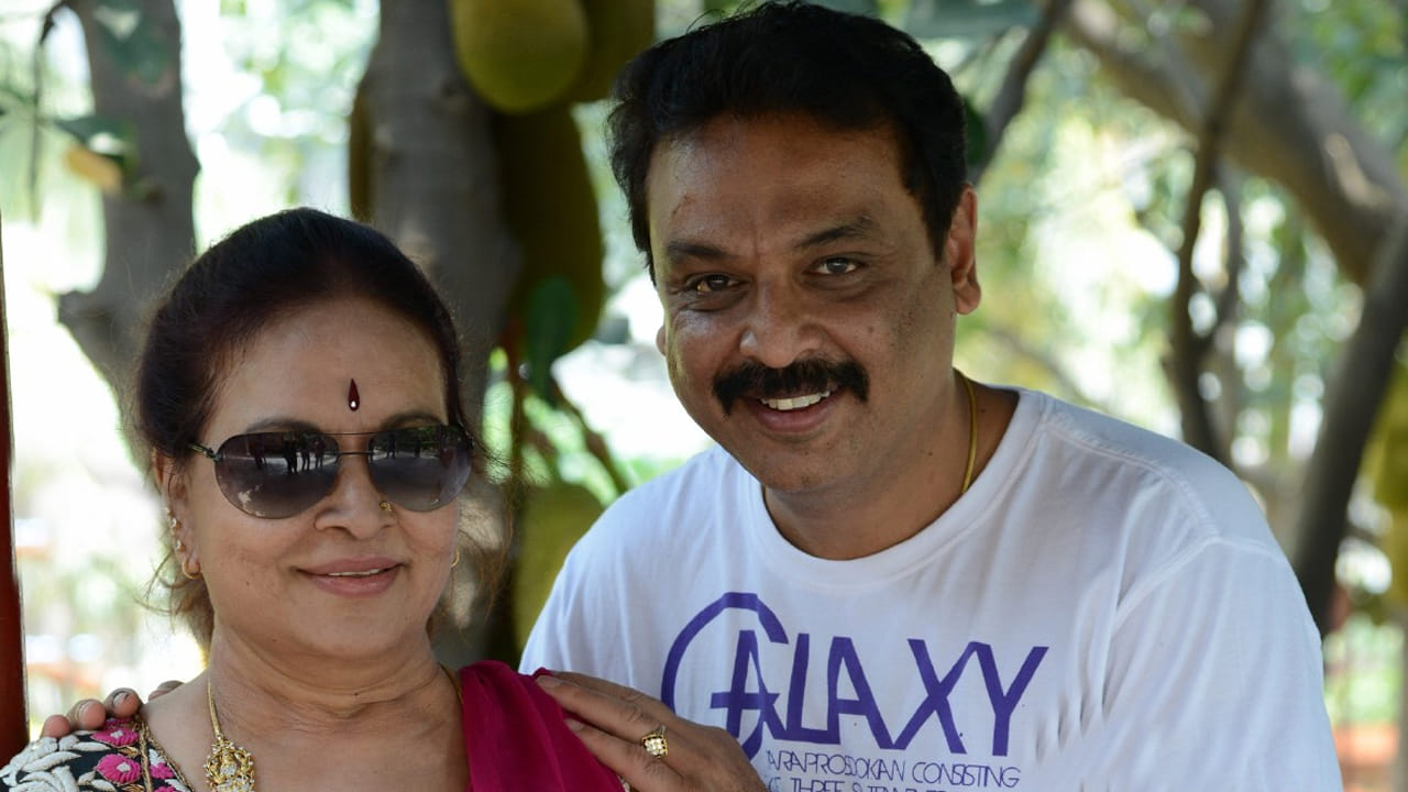 విజయ నిర్మల కేవలం తన పాదాల ద్వారానే కాకుండా, ఆమె జీవించిన విధానం ద్వారా, ఆమె అలవాట్లు, ఆకాంక్షల ద్వారా కూడా తన ఇంట్లోనే నిత్యం సజీవంగా ఉన్నారని నరేశ్ బలంగా నమ్ముతున్నాని అన్నారు. తన తల్లికి ఇష్టమైన పిల్లితో.. ఆమెకున్న అనుబంధాన్ని గుర్తు చేసుకున్నారు. ఆమె మరణానంతరం కూడా ఆ పిల్లి ఆమె ఫోటో కింద పడుకుంటూ, ఆమె గ్లాసులో నీరు తాగేదని, చివరికి మరణించిన తర్వాత ఆమె విగ్రహం వెనుకనే పూడ్చి పెట్టామని నరేశ్ వెల్లడించారు. ఈ అనుభవాలు ఆమె స్ఫూర్తి ఇంట్లో నిండి ఉందని నరేశ్ నమ్మకాన్ని బలపరుస్తాయని తెలిపారు.