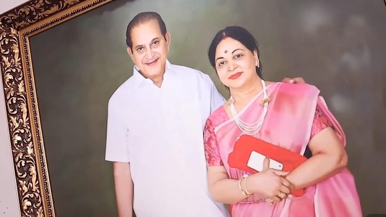 జయ నిర్మల కేవలం ఇంటి పనులకే పరిమితం కాలేదు. ఆమె ఒక శక్తివంతమైన మహిళ అని, చిన్న వేలిపైనే అన్ని పనులను చక్కబెట్టగలదని నరేశ్ అన్నారు. సూపర్ స్టార్ కృష్ణతో ఆమెకున్న అనుబంధం ప్రేమకు, గౌరవానికి నిదర్శనమని పేర్కొన్నారు. కృష్ణ పక్కన నిలబడినప్పుడు ఆమె చూపిన వినయం, అంకితభావం అద్భుతమని తెలిపారు. కృష్ణ నిర్ణయాలను ఆమె గౌరవించేవారని, వారి మధ్య వాదనలు వస్తే వాటిని నలుగురి మధ్య కాకుండా గోడల మధ్యనే పరిష్కరించుకునేవారని వెల్లడించారు. ఈ ఇద్దరు లెజెండ్స్, కృష్ణ, విజయ నిర్మల, వారి ప్రేమ, జీవితం ఎందరికో ఆదర్శమని నరేశ్ తెలిపారు.