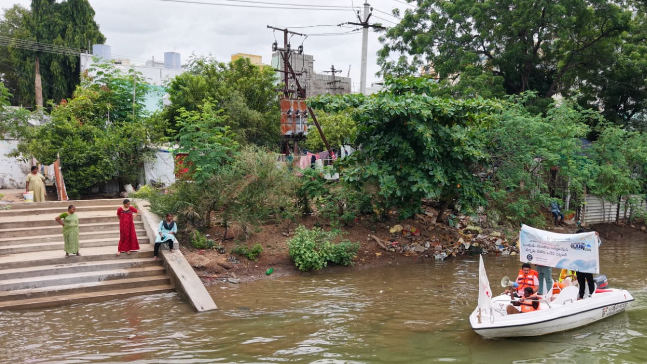 విజయవాడలోని కృష్ణలంకలోని అంబేద్కర్ పార్క్ నుంచి ప్రారంభమైన ఈ కార్యక్రమంలో వీఎంసీ బయాలజిస్ట్ సీహెచ్. సూర్య నాయక్ ఆధ్వర్యంలో అధికారులు బందర్ కాలువలో పడవలో ప్రయాణిస్తూ కాలువ పరిస్థితిని పరిశీలించారు. అదే సమయంలో లౌడ్స్పీకర్ల ద్వారా ప్రజలకు కీలక సూచనలు చేస్తూ, కాలువల్లో ప్లాస్టిక్ కవర్లు, గృహ వ్యర్థాలు, నిర్మాణ వ్యర్థాలు, ఇతర చెత్త వేయవద్దని విజ్ఞప్తి చేశారు.