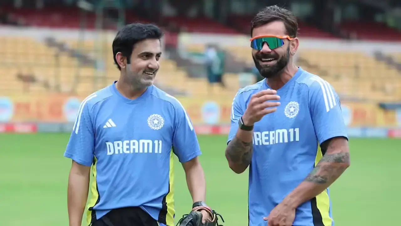 పెదవి విప్పని మేనేజ్మెంట్.. ఆందోళనలో అభిమానులు.: గతంలో ఐపీఎల్ మ్యాచ్ల సందర్భంగా గంభీర్, కోహ్లీల మధ్య జరిగిన మైదాన గొడవలు అందరికీ తెలిసినవే. ఆ తర్వాత గంభీర్ కోచ్గా బాధ్యతలు స్వీకరించినప్పుడు ఇద్దరూ కలిసి ఇంటర్వ్యూలు ఇస్తూ అంతా బాగుందని నమ్మించారు. కానీ, ఇప్పుడు మళ్లీ పాత విభేదాలు తలెత్తడం, కనీసం ఒకరి ముఖం ఒకరు చూసుకోవడానికి కూడా ఇష్టపడకపోవడం జట్టు వాతావరణాన్ని దెబ్బతీస్తోంది. ఈ విషయంపై బీసీసీఐ పెద్దలు అధికారికంగా ఎలాంటి ప్రకటన చేయనప్పటికీ, తెరవెనుక మాత్రం గంభీర్ కఠిన వైఖరిపై చర్చలు జరుగుతున్నట్లు క్రీడా వర్గాల టాక్.