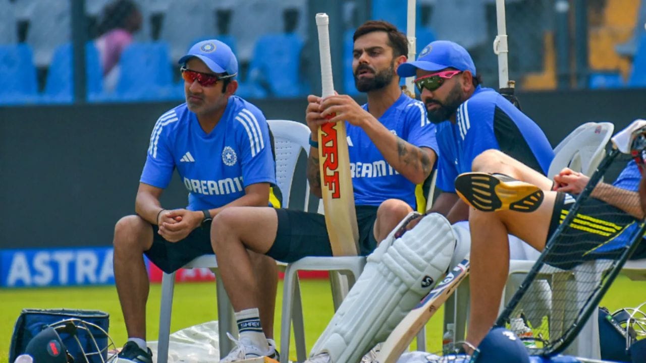 డ్రెస్సింగ్ రూమ్లో ముదిరిన వివాదం..: భారత క్రికెట్ నియంత్రణ మండలి (బీసీసీఐ) వర్గాల నుంచి అందుతున్న సమాచారం ప్రకారం, జింబాబ్వే టూర్లో లంకతో జరిగిన సిరీస్ తర్వాత కోచ్ గౌతమ్ గంభీర్, విరాట్ కోహ్లీ మధ్య మనస్పర్థలు మరింత తీవ్రరూపం దాల్చాయి. ఒకప్పుడు మైదానంలో దూకుడుగా ఉంటూ, ఆ తర్వాత ఒక్కటైనట్లు కనిపించిన ఈ ఇద్దరు ఢిల్లీ ఆటగాళ్ల మధ్య ఇప్పుడు మాటలు పూర్తిగా నిలిచిపోయినట్లు తెలుస్తోంది. జట్టు ప్రయోజనాలు, భవిష్యత్తు వ్యూహాల విషయంలో ఇద్దరి మధ్య తీవ్రమైన అభిప్రాయ భేదాలు తలెత్తడమే ఇందుకు ప్రధాన కారణమని సమాచారం.