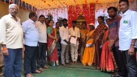 ఆదర్శ పౌరుడు.. పెళ్లి పీటలపైనే ఓటరు నమోదు పూర్తి..
