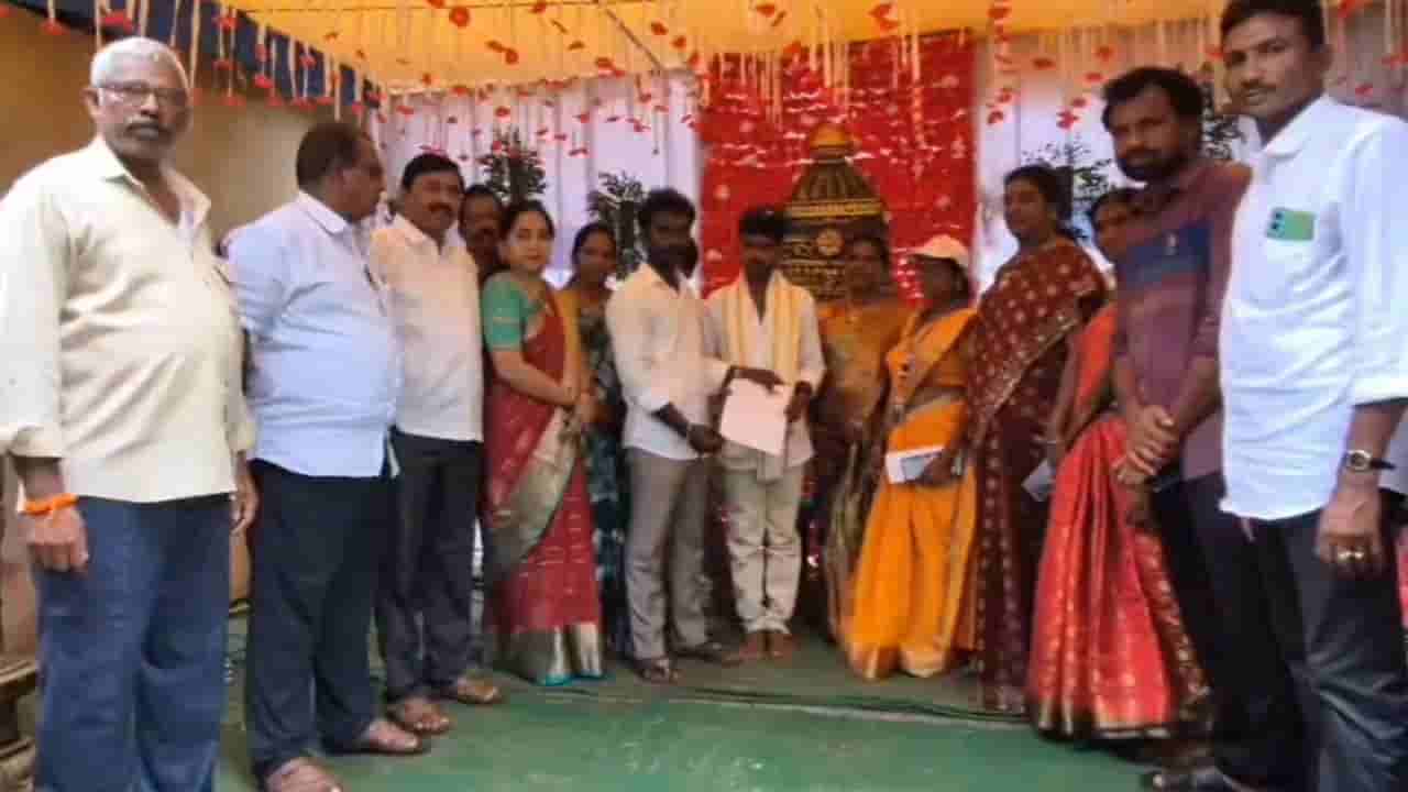 Telangana: ఆదర్శ పౌరుడు.. పెళ్లి పీటలపైనే ఓటరు నమోదు పూర్తి.. ఆ జిల్లాలో వినూత్న ఘటన!