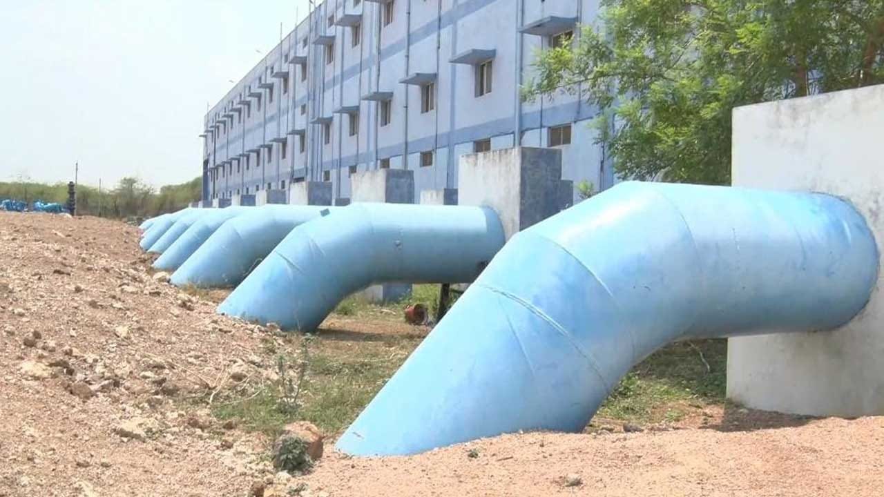 ఎన్నడు లేని విధంగా జులై మాసంలో భారీగా నీటిమట్టం పడిపోతుండటంతో ఎల్లంపల్లి డెడ్ స్టోరేజీకి చేరువైంది. రోజుకు 0.15 టీఎంసీల చొప్పున నిల్వ నీరు తాగునీటి అవసరాలక కోసం తరలిపోతుండటం తో మరో మూడు వారాల్లోగా ప్రాజెక్ట్ లోకి వరదలు రాకుంటే 5 టీఎంసీలకు నీటినిల్వ పడిపోనుంది. ఇదే జరిగితే మంచిర్యాల జిల్లా జనానికి మిషమ్ భగీరథ ద్వారా అందించే తాగునీటికి గండం ఎదురవనుంది. ప్రస్తుత నీటిమట్టం 148 అడుగులకు గాను 142.20 అడుగులుగా కొబసాగుతుండగా.. నీటి సామర్థ్యం 20.1754 టీఎంసీలకు గాను 7.7255 టీఎంసీలు గా ఉంది.