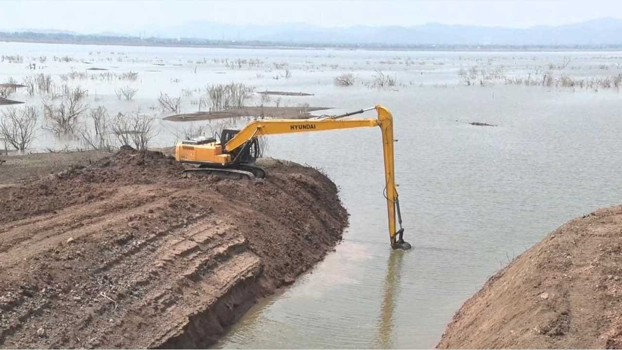ముందు జాగ్రత్త చర్యగా తాగునీటి సంక్షోభాన్ని నివారించేందుకు, ప్రాజెక్టులోని మిషన్ భగీరథ పథకం యొక్క ఇన్టేక్ బావికి నది నుండి నీటిని మళ్లించడానికి 2024 ఏప్రిల్ లో సుమారు రూ. 7 లక్షలు ఖర్చు చేసి 700 మీటర్ల పొడవైన కందకాన్ని తవ్వడం ఇప్పుడు కలిసి వచ్చే అంశమే అయినా.. ఇది ఎల్లంపల్లిలో 4 టీఎంసీల నీటి నిల్వ ఉన్నంత వరకు మాత్రమే నీటిని అందించగలదన్నది అధికారుల సమాధానం. ఈ జూలై నెలలోగా వరదలు రాకపోతే మాత్రం.. సెప్టెంబరు చివరి వారం వరకు మాత్రమే తాగునీటిని అందించగలమని.. ఆ తర్వాత తామేమి చేయలేం అంటోంది అధికార యంత్రాంగ. ఎల్లంపల్లి డెడ్ స్టోరేజీ మూడు టీఎంసీలుకాగా.. ప్రమాదానికి కేవలం 4 టీఎంసీల సమీపంలోనే ఉంది ఎల్లంపల్లి. మరో మూడు టీఎంసీల నీటి నిల్వలు పడిపోతే మాత్రం జలమో రామచంద్రా అనక తప్పని పరిస్థితి.
