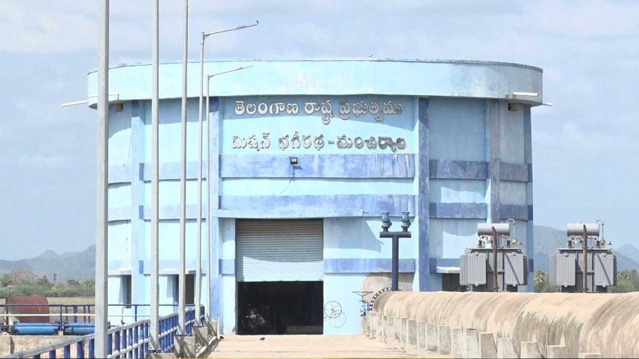 ఎల్లంపల్లి తెలంగాణ వరప్రదాయిని. ఇటు మంచిర్యాల జిల్లా అటు పెద్దపల్లి జిల్లా అంతకు మించి రాష్ట్ర రాజదాని హైదరాబాద్ కు తాగునీటిని అందిస్తూ రెండు కోట్ల జనం దాహం తీరుస్తున్న బృహత్తర ప్రాజెక్ట్. ప్రారంభానికి ముందు నుండే సాగుకు , తాగుకు ఎలాంటి డోకా లేకుండా కరువు కోరల నుండి రాష్ట్రాన్ని బయట పడేసిన ఘనత సొంతంచేసుకుంది. కానీ ఈ ఏడాది మాత్రం ఎల్ నినో ఎఫెక్ట్ తో ప్రమాద ఘంటికలను మోగిస్తోంది. ఎగువన మహారాష్ట్ర లో వర్షాలు లేకపోవడం గోదావరికి చుక్క వరద నీరు రాకపోవడంతో ఇన్ ఫ్లో జీరోగా నమోదు చేసుకుంటూ.. వర్షా కాలంలోను వేసవి కాలం కష్టాలను ఎదుర్కొంటోంది.