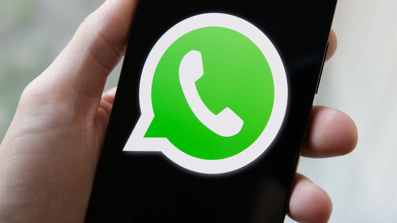  రికవరీ ఇమెయిల్: WhatsApp ఇప్పుడు ధృవీకరించిన ఇమెయిల్ ఐడిని జోడించడానికి మిమ్మల్ని అనుమతిస్తుంది. మీరు మీ సిమ్‌ను పోగొట్టుకున్నా, మీ ఫోన్ నంబర్‌ను మార్చుకున్నా, లేదా మీకు SMSలు రాకపోయినా, మీ ఖాతాను తిరిగి పొందడానికి ఈ ఇమెయిల్‌ను ఉపయోగించవచ్చు. అయితే మీ ఇమెయిల్ ఖాతా కోసం బలమైన పాస్‌వర్డ్‌ను ఉపయోగించండి. అలాగే టూ-ఫ్యాక్టర్ అథెంటికేషన్ (2FA)ను ఎనేబుల్ చేసి ఉంచండి. రెండు-దశల ధృవీకరణ: రెండు-దశల ధృవీకరణను ఎనేబుల్ చేయండి. మీరు మీ నంబర్‌తో వేరే పరికరంలో వాట్సాప్‌ను ఓపెన్‌ చేసినప్పుడు మిమ్మల్ని 6-అంకెల పిన్‌ను నమోదు చేయమని అడుగుతుంది. ఒకవేళ ఎవరికైనా ఓటీపీ అందినప్పటికీ, ఆ పిన్ లేకుండా వారు మీ ఖాతాను యాక్సెస్ చేయలేరు. అందుకే సులభంగా ఊహించగలిగే పిన్‌ను ఉపయోగించవద్దు.