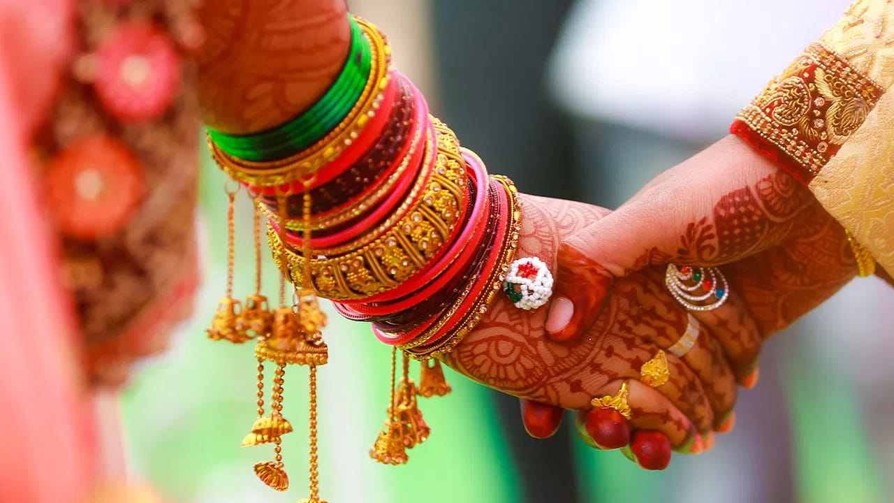 గరుడ పురాణం ప్రకారం, భార్యలో కొన్ని గుణాలు ఉంటే, భర్తకు కలిసి వస్తుందంట. అంతే కాకుండా భర్త అదృష్టవంతుడు అవుతాడంట.  ఎందుకంటే? మంచి సుగుణాలు ఉన్న భార్య మాత్రమే భర్తను విజయపథంలో నడిపించగలదు అని పురాణాలు చెబుతున్నారయి. అందువలన ఎప్పుడూ కూడా మంచి మనసు ఉదన్న భార్య రావాలంట. తప్పులు, ఒప్పులు చెప్పగలగడం, అలాగే కష్టాల సమయంలో అండగా ఉండటం. ఇలాంటి లక్షణాలు ఉన్న అమ్మాయి భార్యగా వస్తే అన్నివిధాలుగా కలిసి వస్తుంది. 