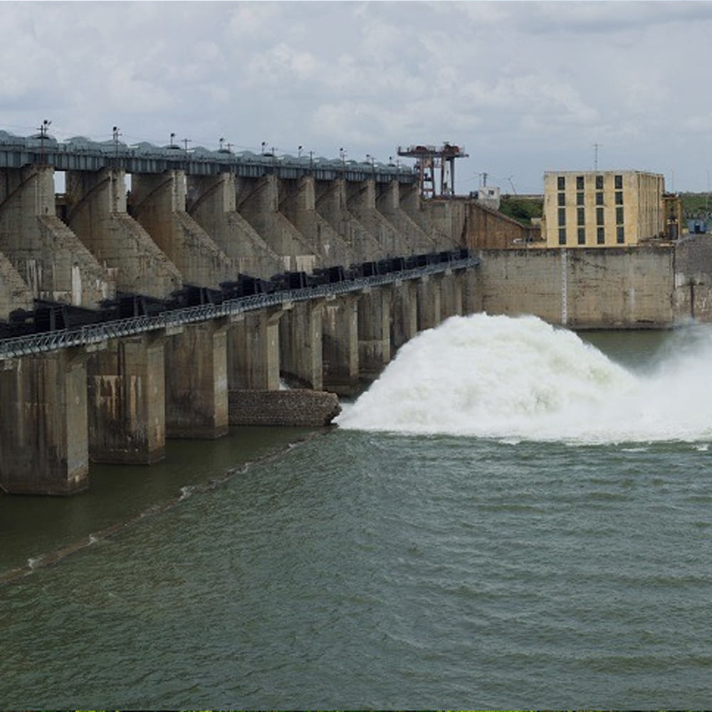 సింగూర్ డ్యామ్.. హైదరాబాద్ నుంచి సుమారు 85 కిలోమీటర్ల దూరంలో ఉన్న సింగూర్ జలాశయం ప్రకృతి అందాలతో ఆకట్టుకుంటుంది. మంజీరా నదిపై నిర్మించిన ఈ డ్యామ్ చుట్టూ పచ్చని పొలాలు, విశాలమైన నీటి విస్తీర్ణం కనిపిస్తాయి. పక్షుల వీక్షణ, ఫొటోగ్రఫీ, ప్రశాంతంగా సమయం గడపడానికి ఇది మంచి ఎంపిక. వర్షాల తర్వాత జలాశయం పరిసరాలు మరింత ఆకర్షణీయంగా కనిపిస్తాయి.