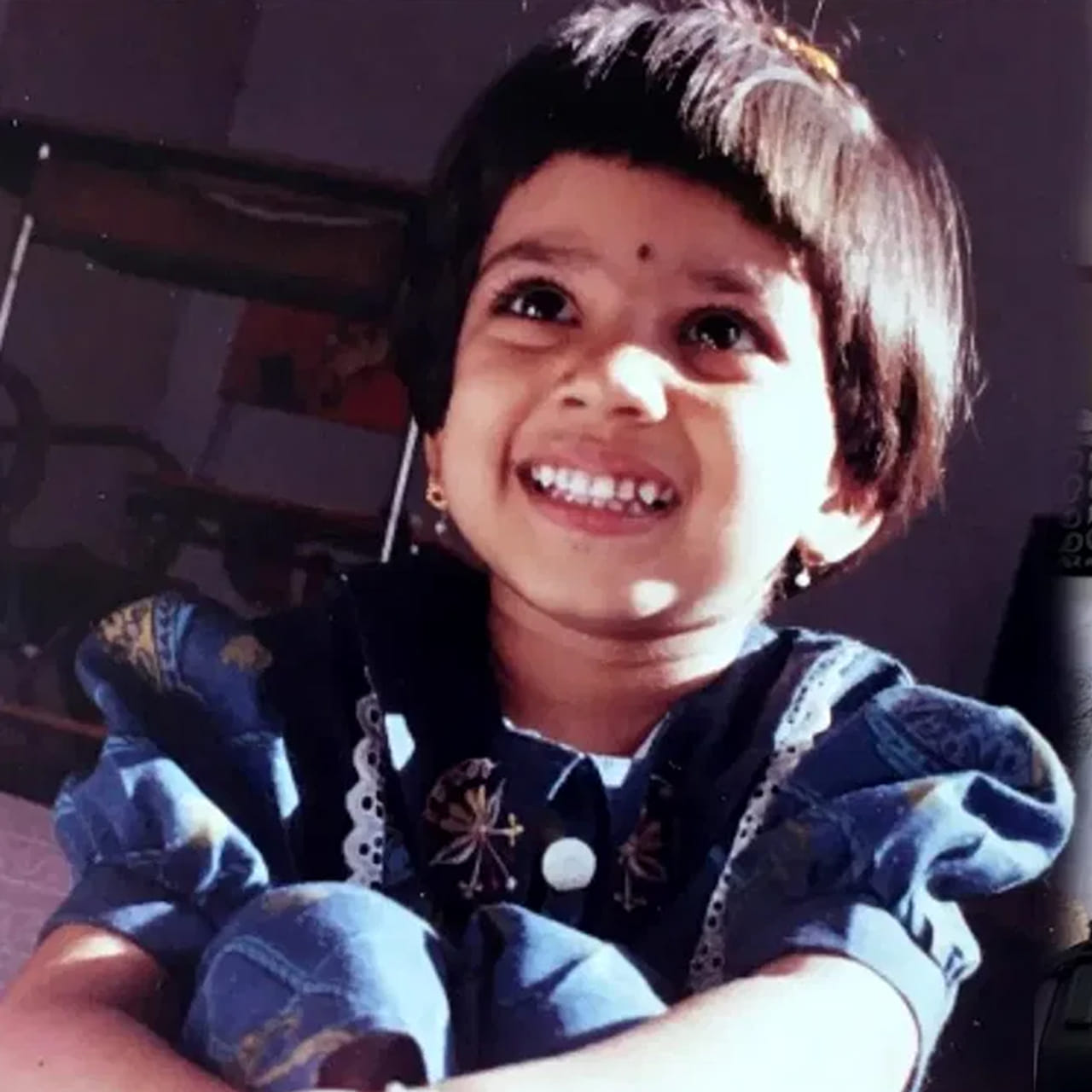 సినీ సెలబ్రెటీల చిన్ననాటి ఫోటోలు నిత్యం నెట్టింట వైరల్ అవుతూ ఉంటాయి. తమ ఫేవరెట్ హీరోయిన్స్ ఫోటోలను ఫ్యాన్స్ తెగ షేర్ చేస్తూ ఉంటారు. నెటిజన్స్ కూడా ఆ హీరోయిన్ ఎవరు అనేది చూడటానికి ఇంట్రెస్ట్ చూపిస్తూ ఉంటారు. ఇలా పజిల్స్ సాల్వ్ చేయడం అంటే చాలా మందికి ఆసక్తి చూపిస్తూ ఉంటారు. ఈ క్రమంలోనే ఓ హీరోయిన్‌కు సంబందించిన చిన్ననాటి ఫోటో ఒకటి వైరల్ గా మారింది.