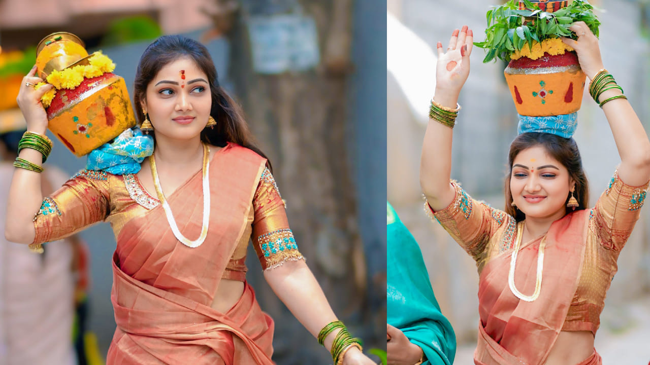 బోనాల ఉత్సవాలకు సంబంధించి ప్రియాంక షేర్ చేసిన ఫొటోలు ఇప్పుడు నెట్టింట వైరల్ అవుతున్నాయి. వీటిని చూసిన నెటిజన్లు క్రేజీ కామెంట్స్ చేస్తున్నారు. కాగా తెలుగు టెలివిజన్ రంగంలో తనకంటూ ప్రత్యేకమైన గుర్తింపు తెచ్చుకున్న నటి ప్రియాంక నల్కారీ అని చెప్పవచ్చు.