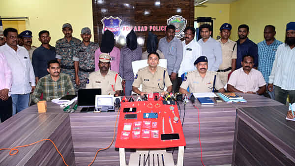 కుక్కర్లు అమ్మేవారిలా వచ్చి కోట్ల చోరీలు.. ఆదిలాబాద్లో పట్టుబడ్డ అంతర్జాతీయ దొంగల ముఠా