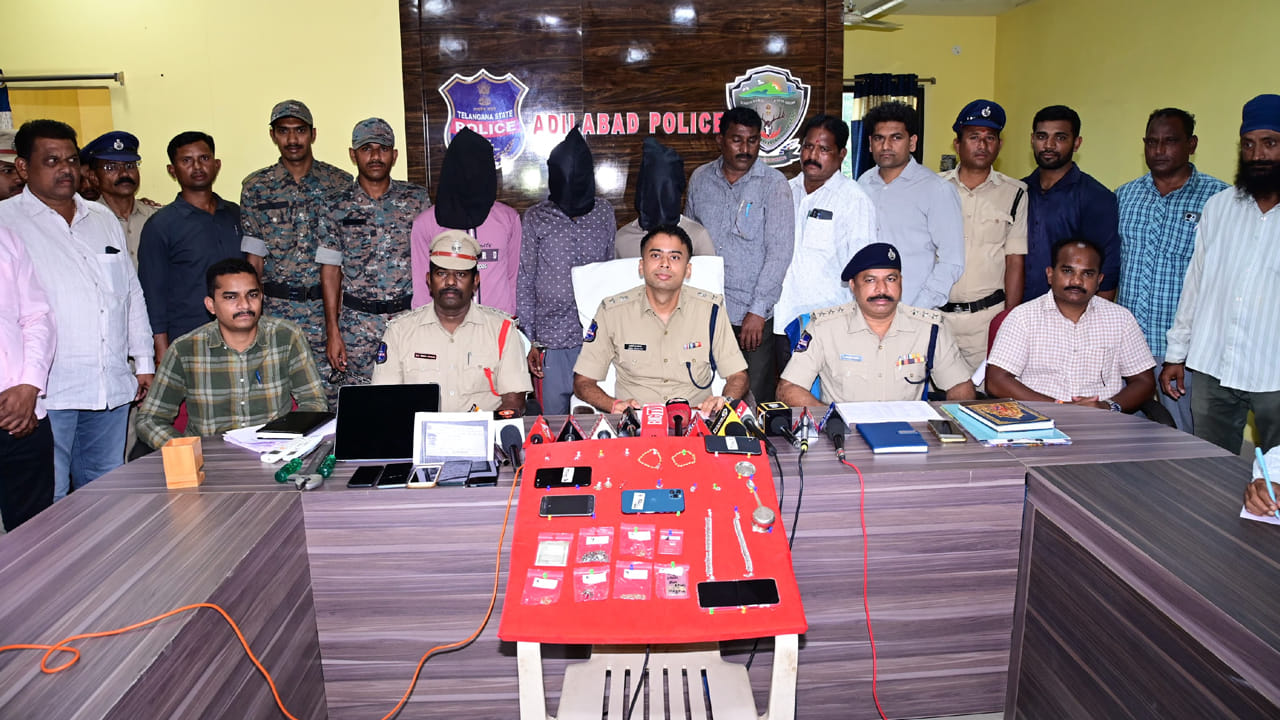 కుక్కర్లు అమ్మేవారిలా వచ్చి కోట్ల చోరీలు.. ఆదిలాబాద్లో పట్టుబడ్డ అంతర్జాతీయ దొంగల ముఠా