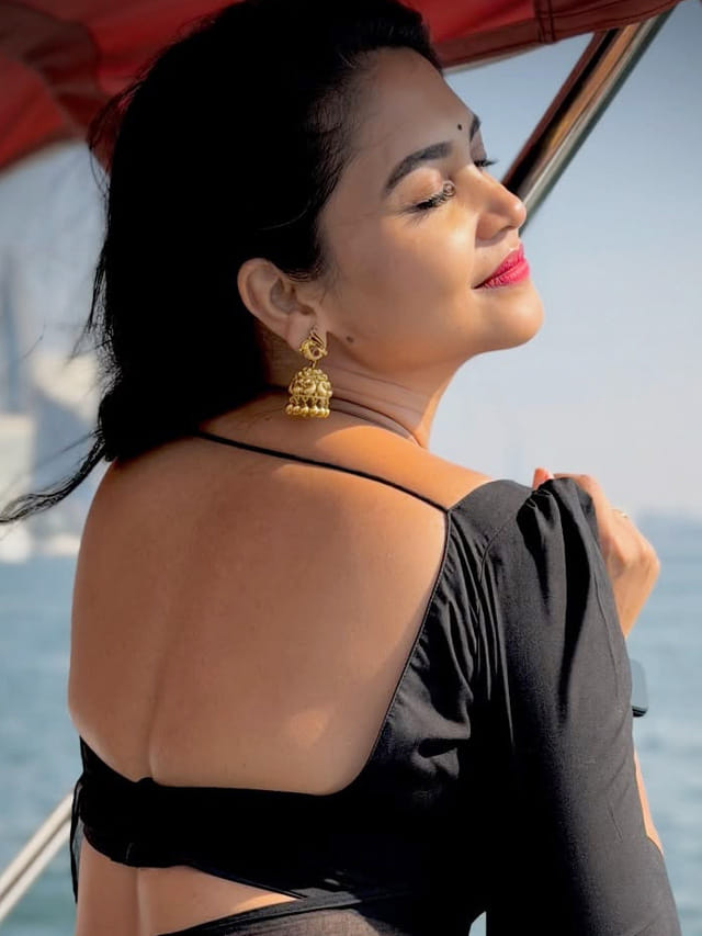 సోషల్ మీడియాలో ట్రెండ్.. బ్లాక్ చీరలో హీటెక్కిస్తున్న సీరియల్ బ్యూటీ