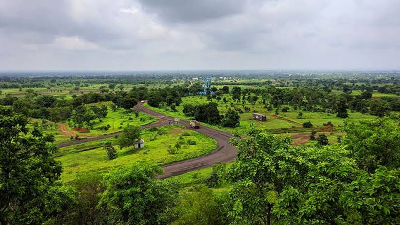 హైదరాబాద్కు 80 కిలోమీటర్ల దూరంలో ఉన్న అనంతగిరి కొండలు గురించి ప్రత్యేకించి చెప్పాల్సిన అవసరం లేదు. మీరు కొండలకు వెళ్ళి కొంతసేపు సేద తీరాలంటే ఈ కొండలు చాలా మంచిది. ఎందుకంటే, ఇవి వెళ్ళడానికి కూడా రోడ్డు చక్కగా ఉంటుంది.
అడవులలో డ్రైవింగ్ ఇష్టపడే వారికి ఒక గొప్ప అనుభూతిని అందిస్తాయి.