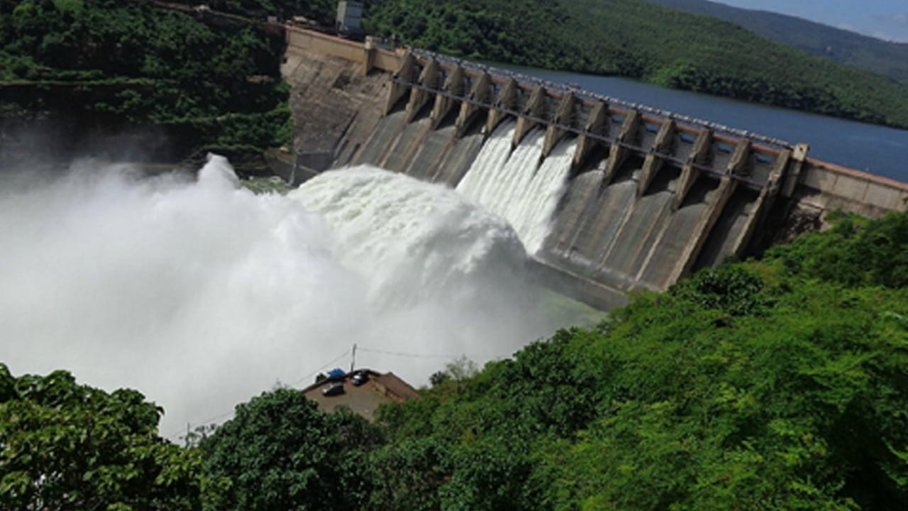 హైదరాబాద్ నుండి 212 కిలోమీటర్ల దూరంలో ఉన్న శ్రీశైలం పుణ్యక్షేత్రం. మీ కుటుంబంతో మీరు విహారయాత్రలాగా ఇక్కడికి వెళ్లొచ్చు. ఇంకా చెప్పాలంటే ప్రకృతిని ఇష్టపడేవారికి ఒక అద్భుతమైన ప్రదేశం. శ్రీశైలంలో గొప్ప చారిత్రక విలువ కలిగిన ఎన్నో దేవాలయాలు ఇక్కడ ఉన్నాయి. మీరు వాటిని ఇక్కడ చూడొచ్చు.