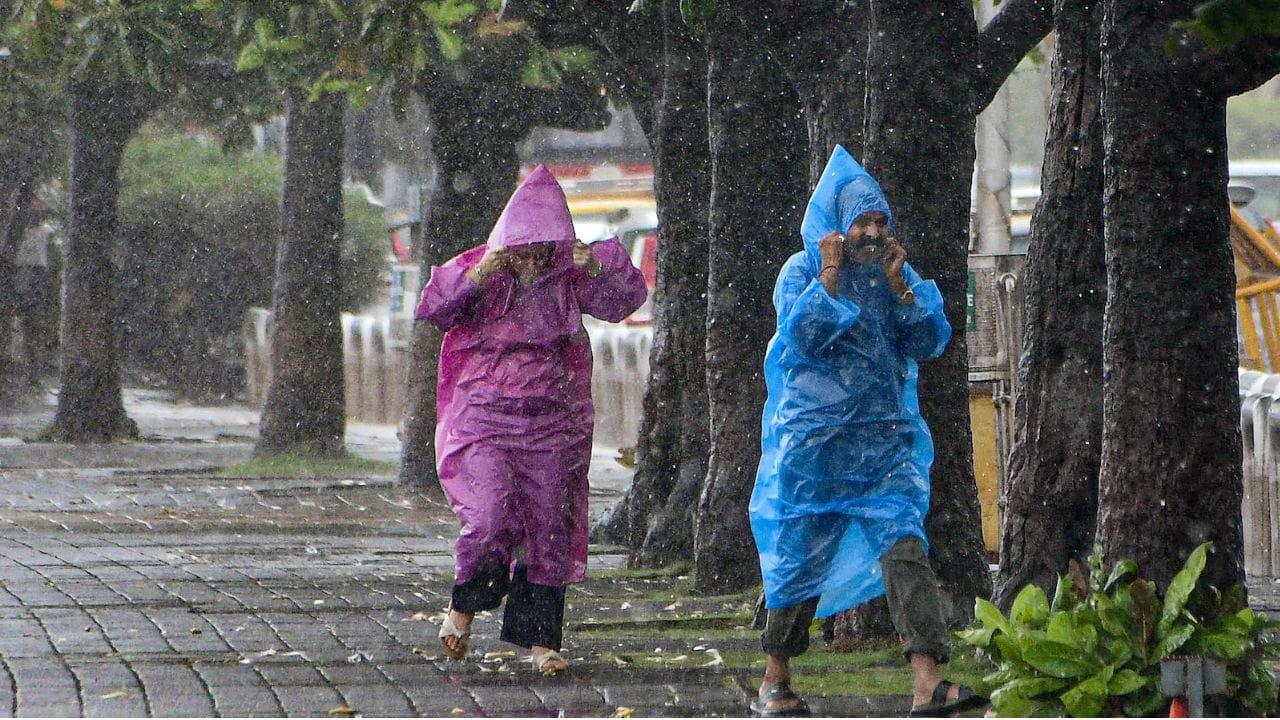 ఆ తర్వాత, ఇది వాయుగుండంగా బలపడి, తదుపరి 24 గంటల్లో పశ్చిమ బెంగాల్, దానిని ఆనుకుని ఉన్న బంగ్లాదేశ్ తీరాల మీదుగా వాయువ్య దిశగా కదిలే అవకాశం ఉందని తెలిపింది. అలాగే ఉత్తర భారతదేశ ద్వీపకల్పము మీదుగా సుమారుగా 22° ఉత్తర అక్షాంశం వెంబడి ఒక షియర్ జోన్ సగటు సముద్ర మట్టానికి 3.1, 7.6 కిలోమీటర్ల ఎత్తులో విస్తరించి, ఎత్తుకు వెళ్లేకొద్దీ దక్షిణం వైపుకు వంగి ఉంటుందని.. దీని ప్రభావంతో ఏపీలోని పలు జిల్లాల్లో రాబోయే మూడు రోజులు వర్షాలతో పాటు ఈదురుగాలులు వీస్తాయని తెలిపింది.