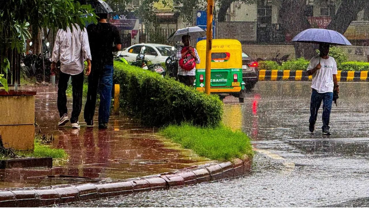 ఉత్తర కోస్తా ఆంధ్రప్రదేశ్ , యానం: వాతావరణ శాఖ ప్రకారం.. బుధవారం కొన్ని ప్రాంతాల్లో తేలికపాటి నుండి మోస్తరు వర్షాలు లేదా ఉరుములతో కూడిన జల్లులు అవకాశముంది. అలాగే గురు, శుక్రవారాల్లో వర్షాలతో పాటు గంటకు 40 -50 కిలోమీటర్ల వేగముతో ఈదుగాలులు కూడా వీచే అవకాశముందని వాతావరణ శాఖ తెలిపింది.