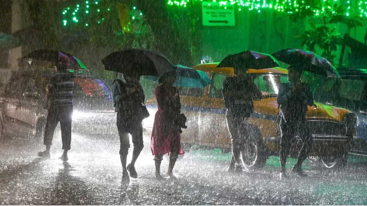 ఏపీ వాసులకు రాష్ట్ర వివపత్తు నిర్వహణ సంస్థ కీలక సూచనలు చేసింది. పశ్చిమ బెంగాల్-బంగ్లాదేశ్ తీరాలకు దూరంగా ఉత్తర బంగాళాఖాతంలో ఏర్పడిన అల్పపీడనం ప్రస్తుతం ప్రస్తుతం అక్కడే కొనసాగుతోందని.. దీని అనుభంద ఉపరితల ఆవర్తనం సగటు సముద్ర మట్టానికి 7.6 కిలోమీటర్ల ఎత్తు వరకు విస్తరించి, ఎత్తుకు వెళ్లేకొద్దీ నైరుతి దిశగా వంగి ఉంటుందని.. ఇది రాబోయే 12 గంటల్లో అదే ప్రాంతంలో స్పష్టమైన అల్పపీడన ప్రాంతంగా మారే అవకాశం ఉందని వాతావరణం శాఖ తెలిపింది.