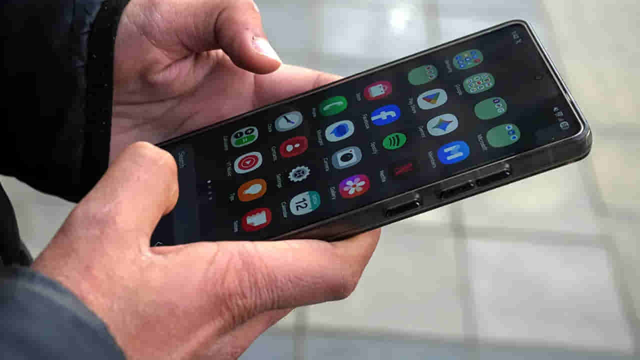 Mobile Apps: మొబైల్లో ఈ యాప్స్ ఉంటే వెంటనే తీసేయండి.. లేదంటే మీ డబ్బు గోవిందా..!